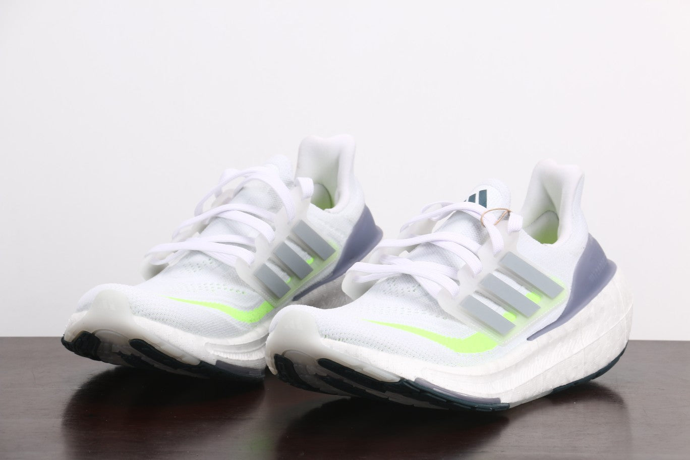 Adidas Ultra Boost Light UB 2023.- modelo Blanco Gris Verde Violeta