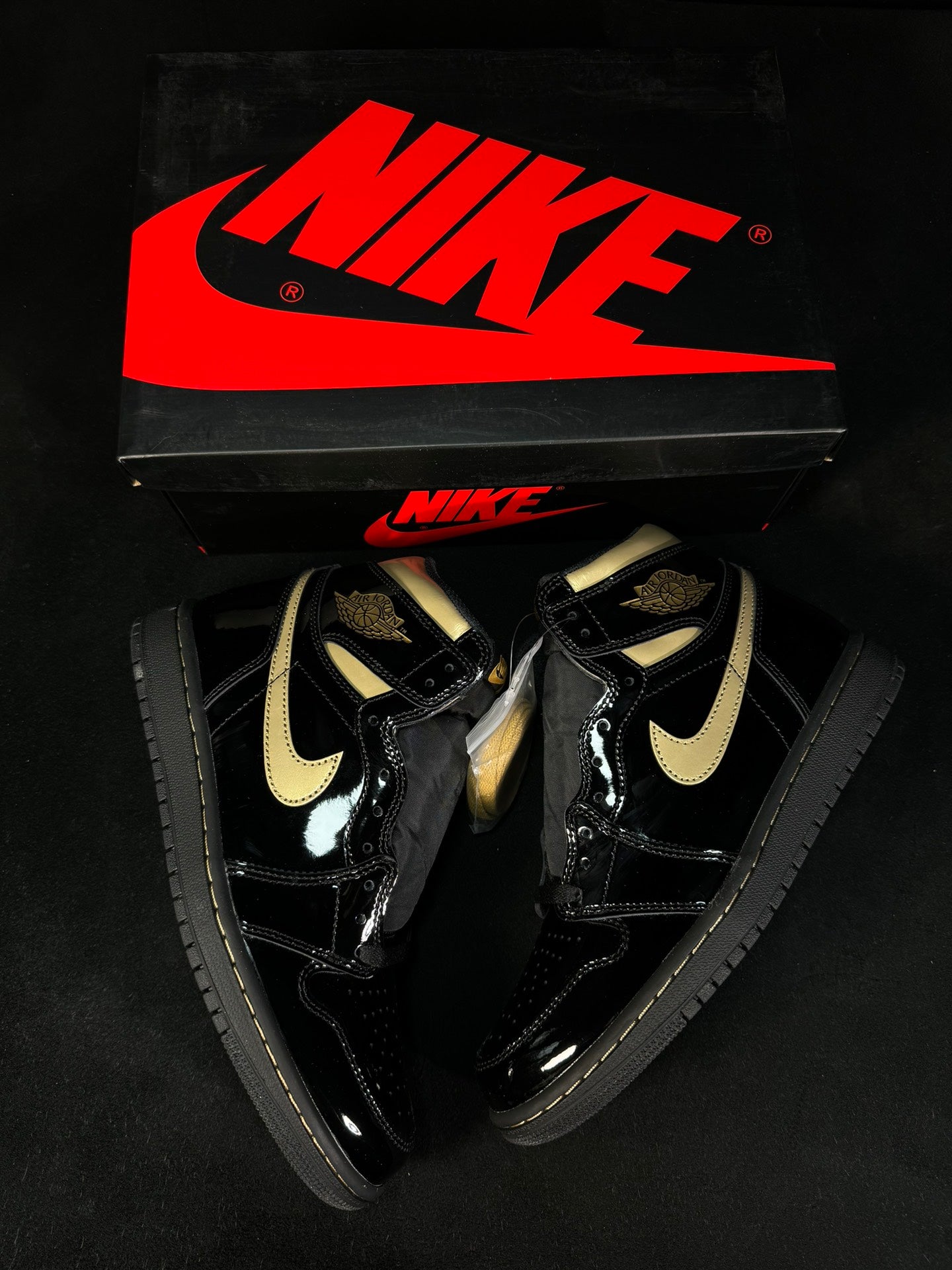 Air Jordan 1.- charol negro y dorado