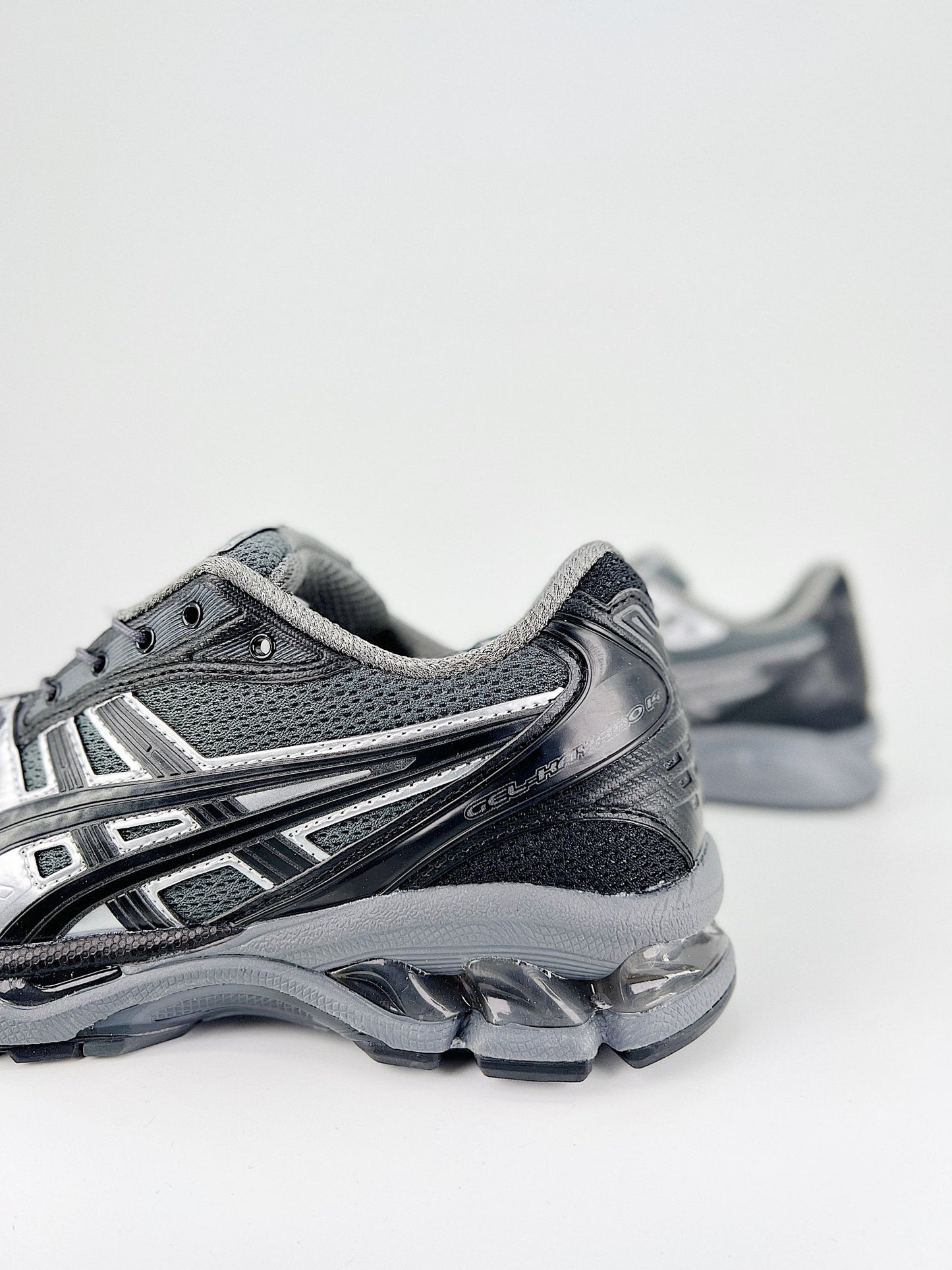 ASICS GEL-KAYANO 14.- negras y grises