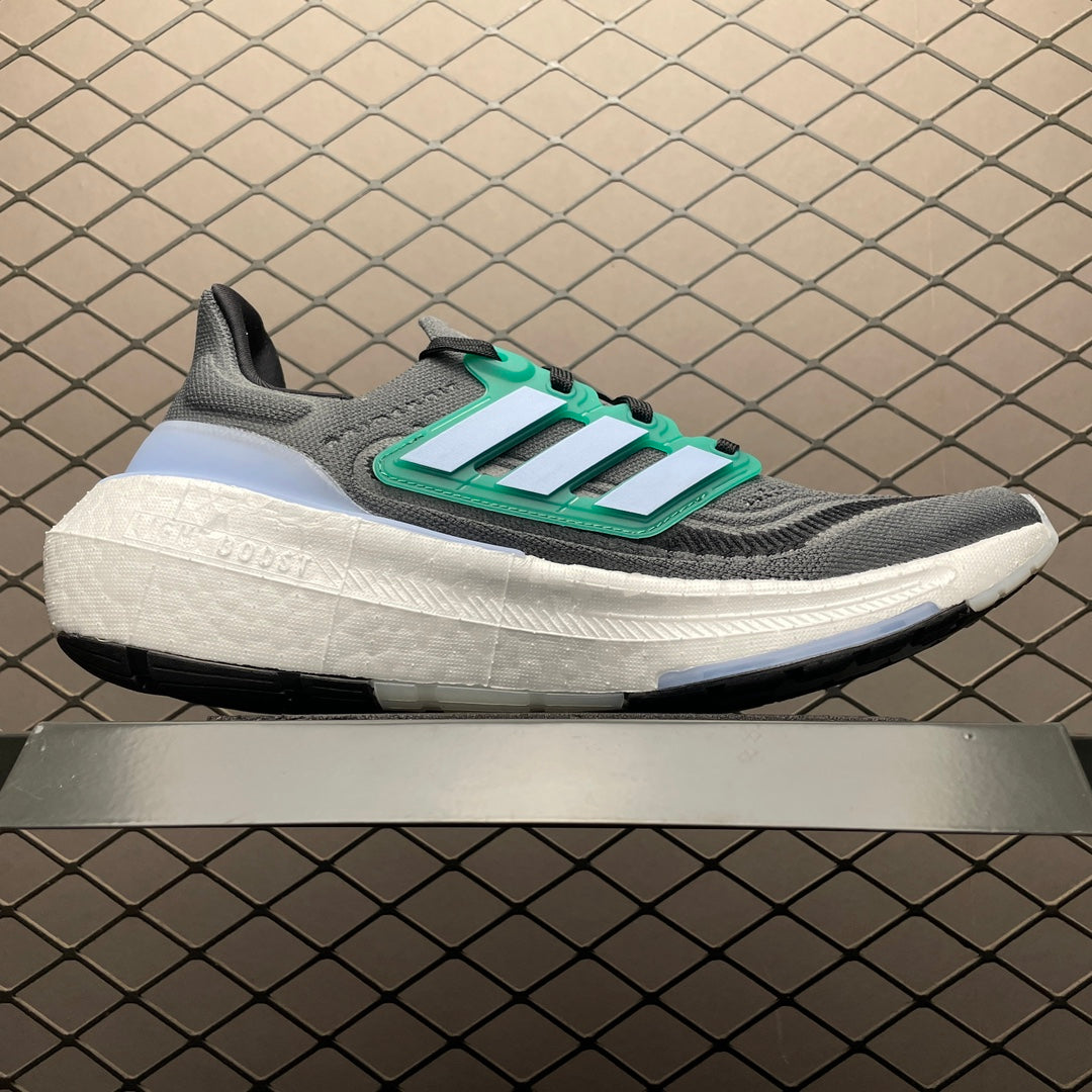 Adidas Ultra Boost Light UB23 .- grises y verdes