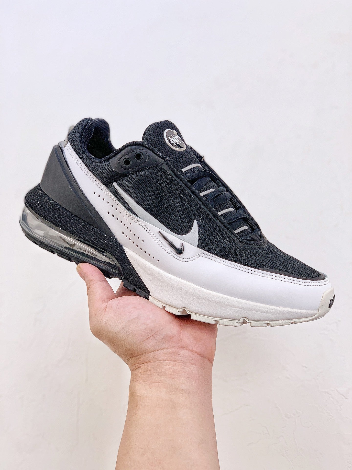 Nike Air Max Pulse.- blancas y negras