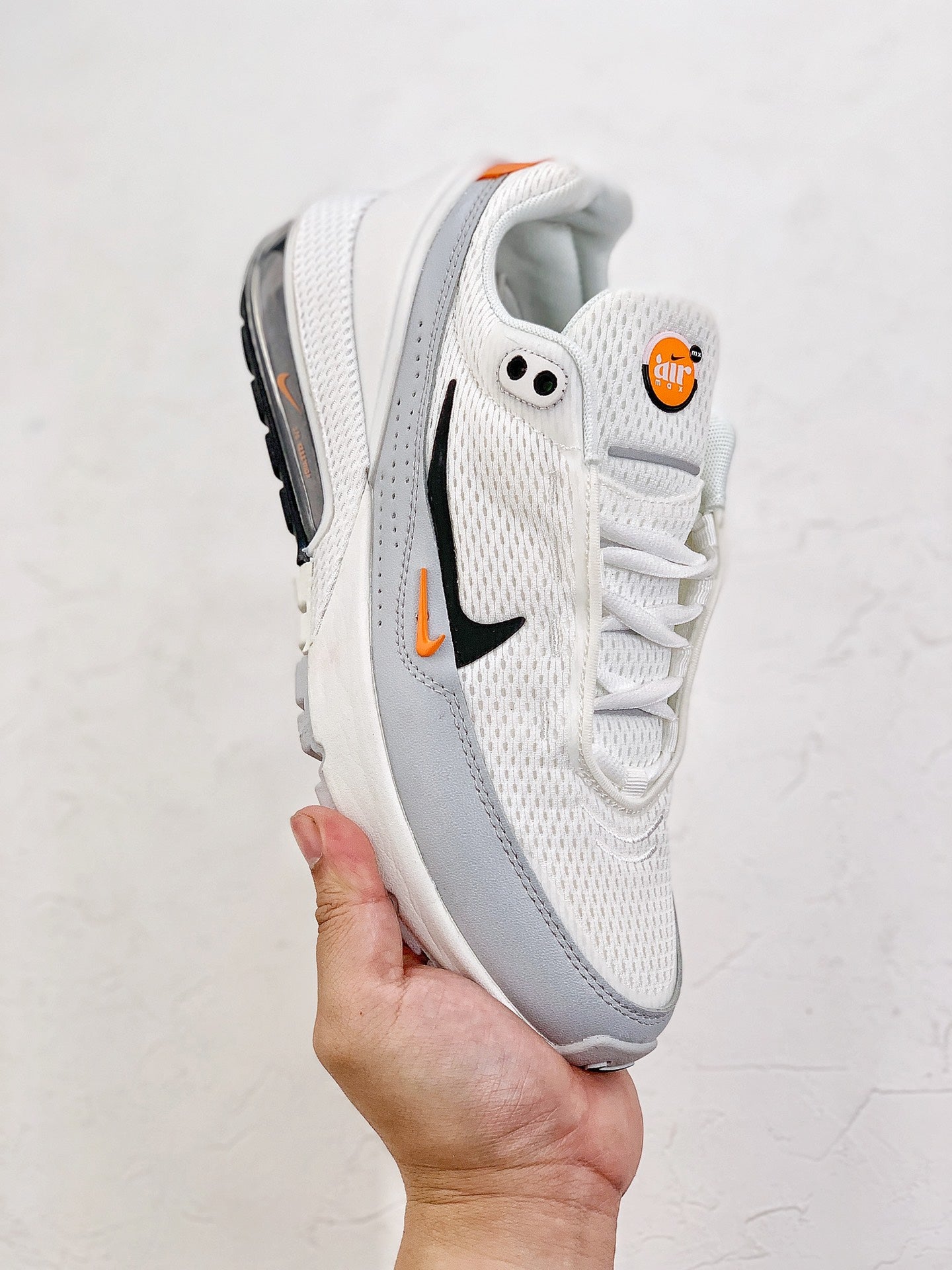 Nike air max pulse.- blancas y grises