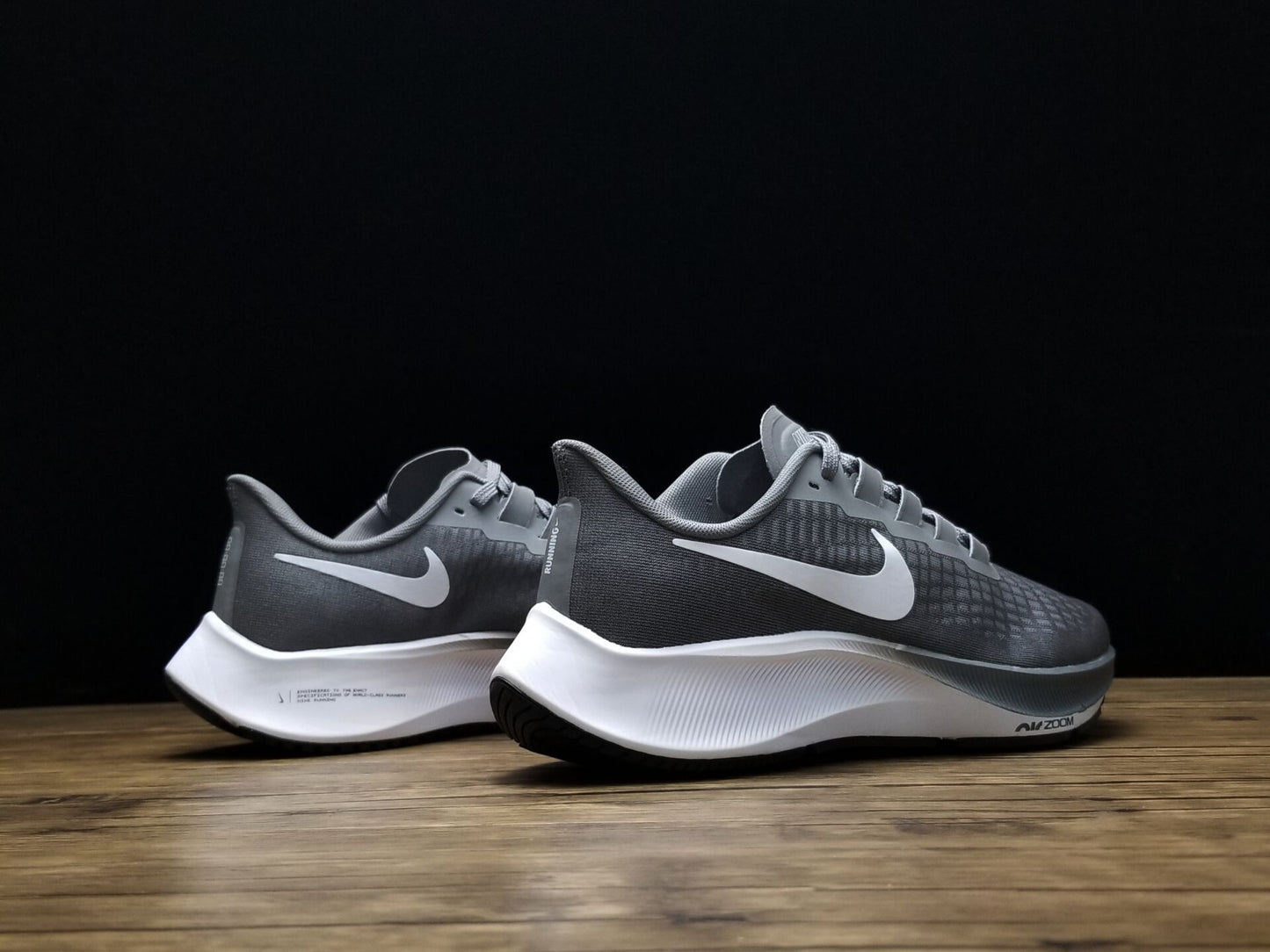 Nike Air Zoom Pegasus.- grises.