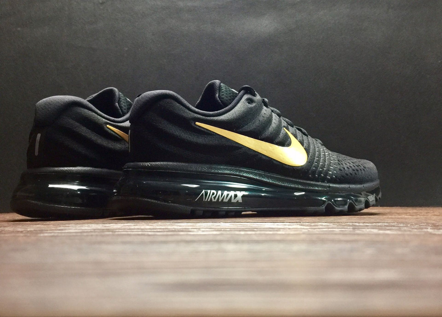 Nike air max 2017.- negro y dorado