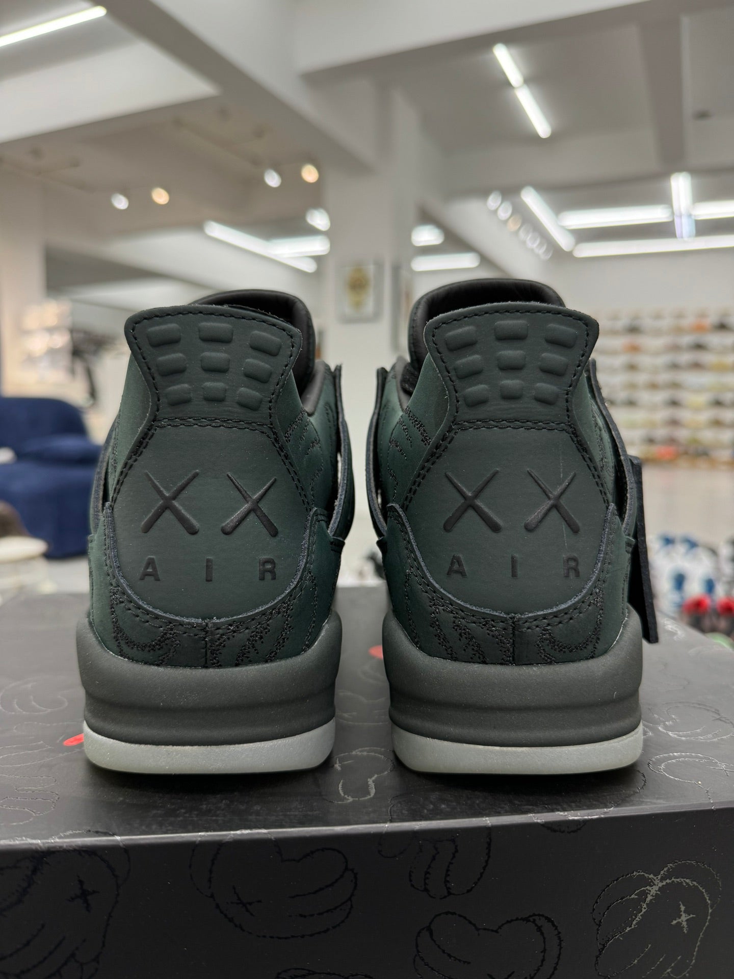 Air Jordan 4.- Kaws black