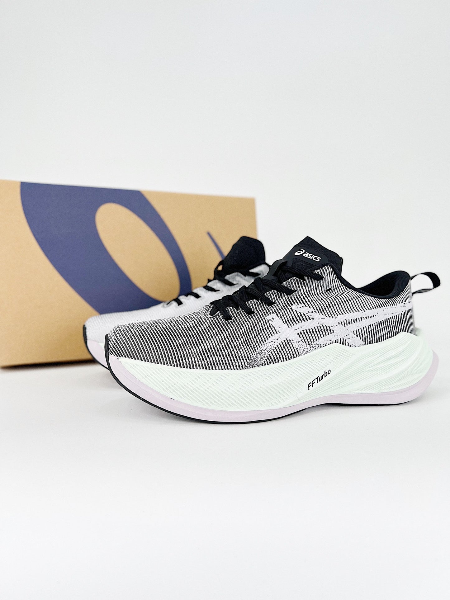 Asics Superblast.- blancas, grises y negras