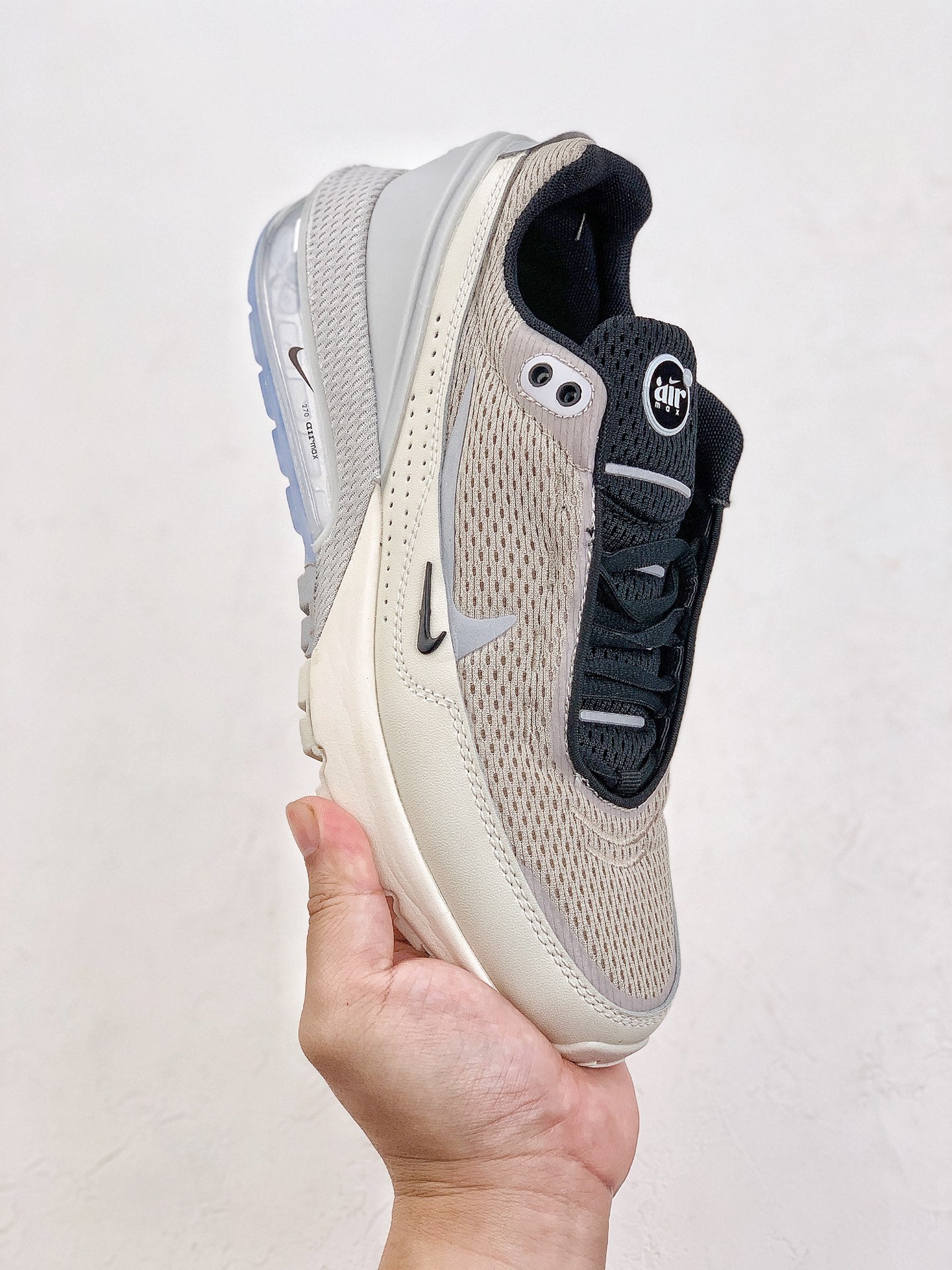 Nike Air Max Pulse.- beige, marron y negro