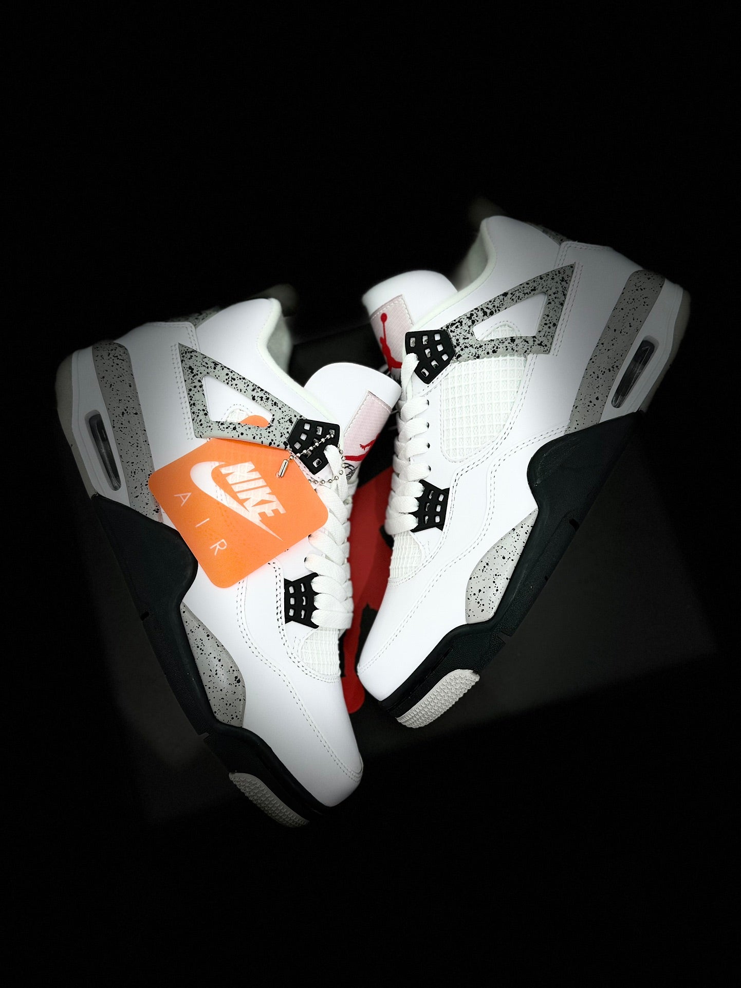 Air Jordan 4 Retro "White Cement" - Clásico y Elegante