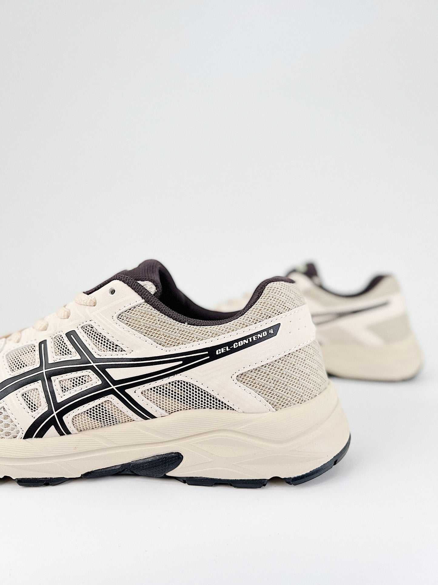 Asics Gel.- beige y negras