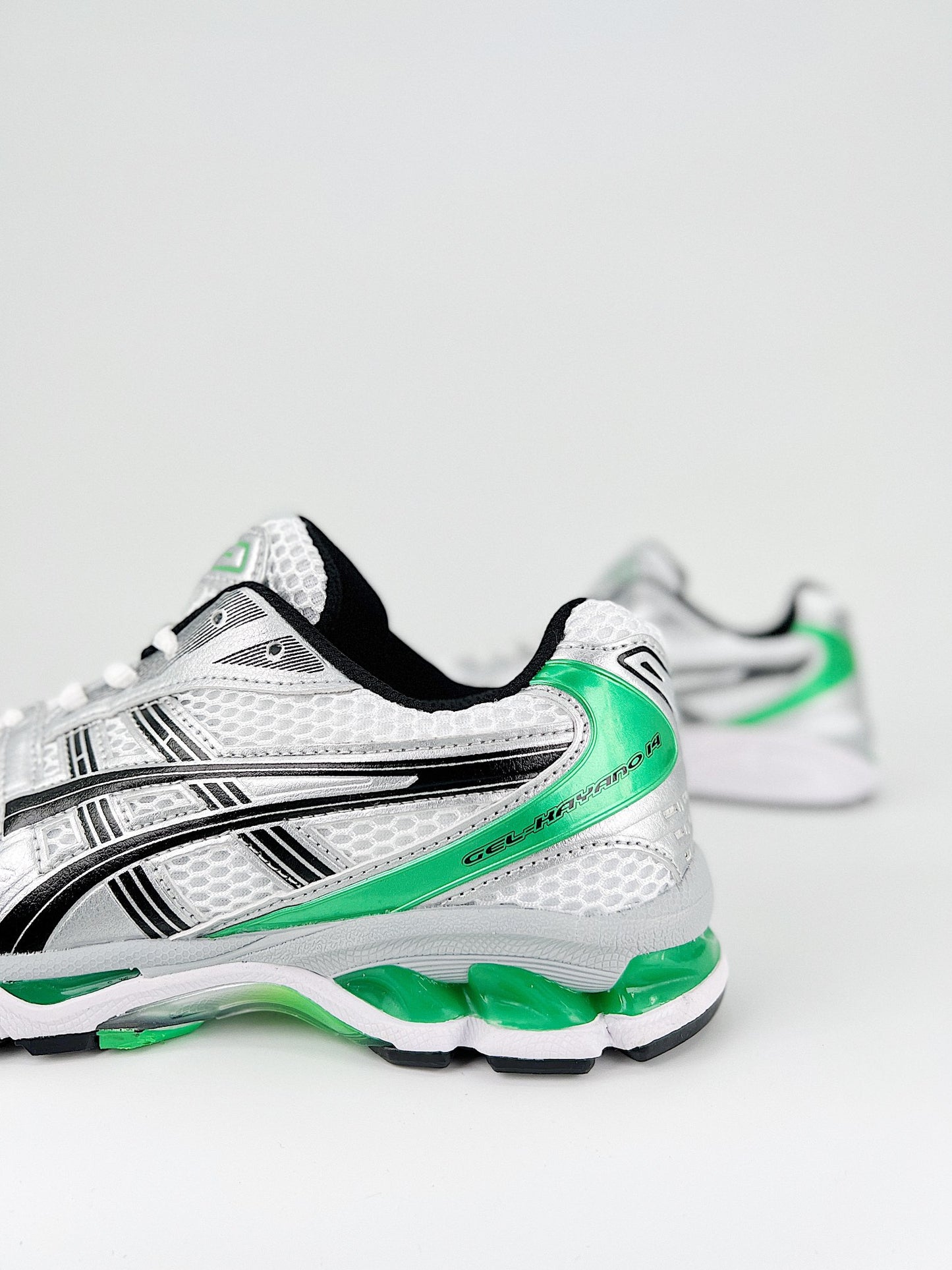 ASICS GEL-KAYANO 14.- negro y verde