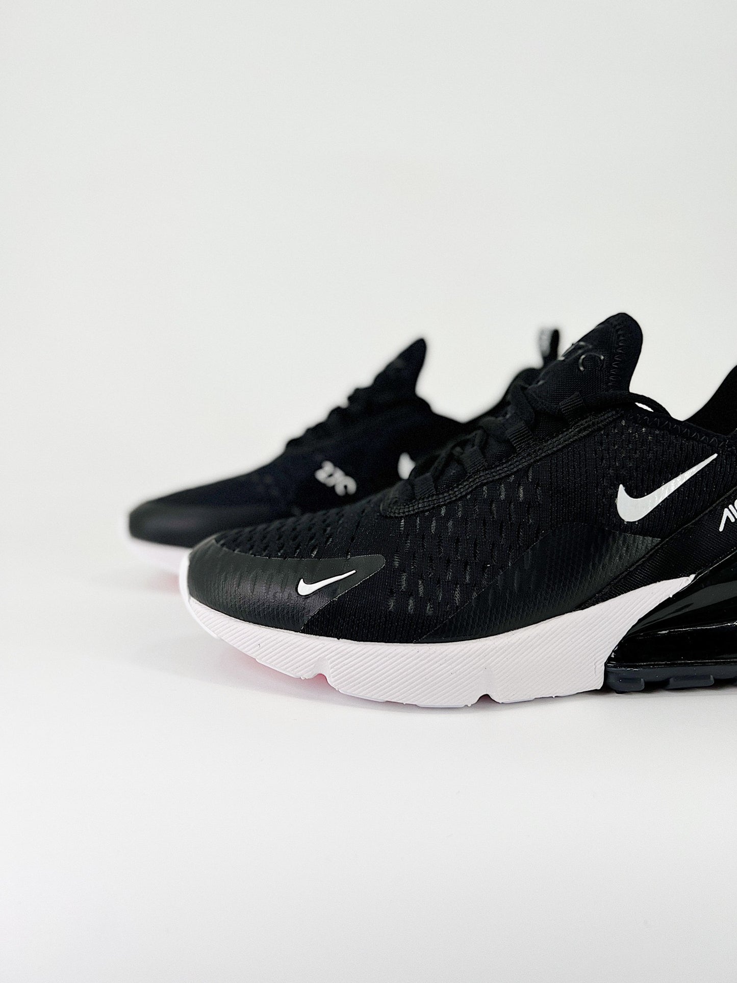 Nike air max 270.- negras y blancas