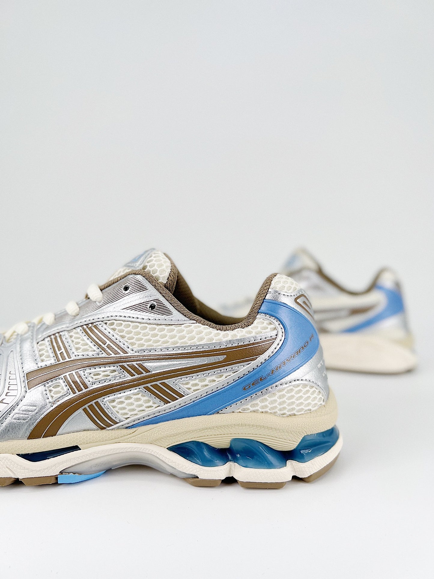 ASICS GEL-KAYANO 14.- marrones y azules