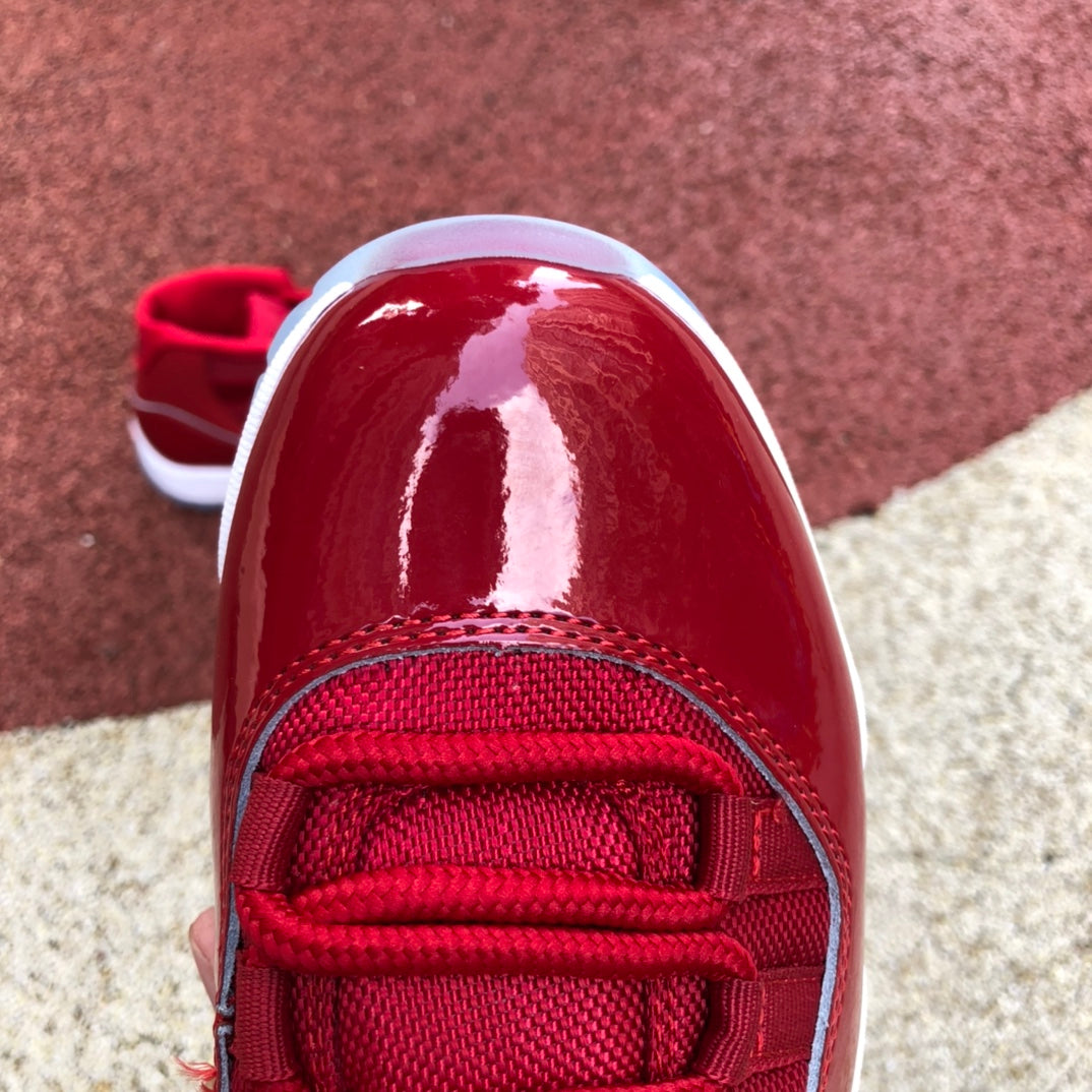 Air Jordan 11 "Big Red"