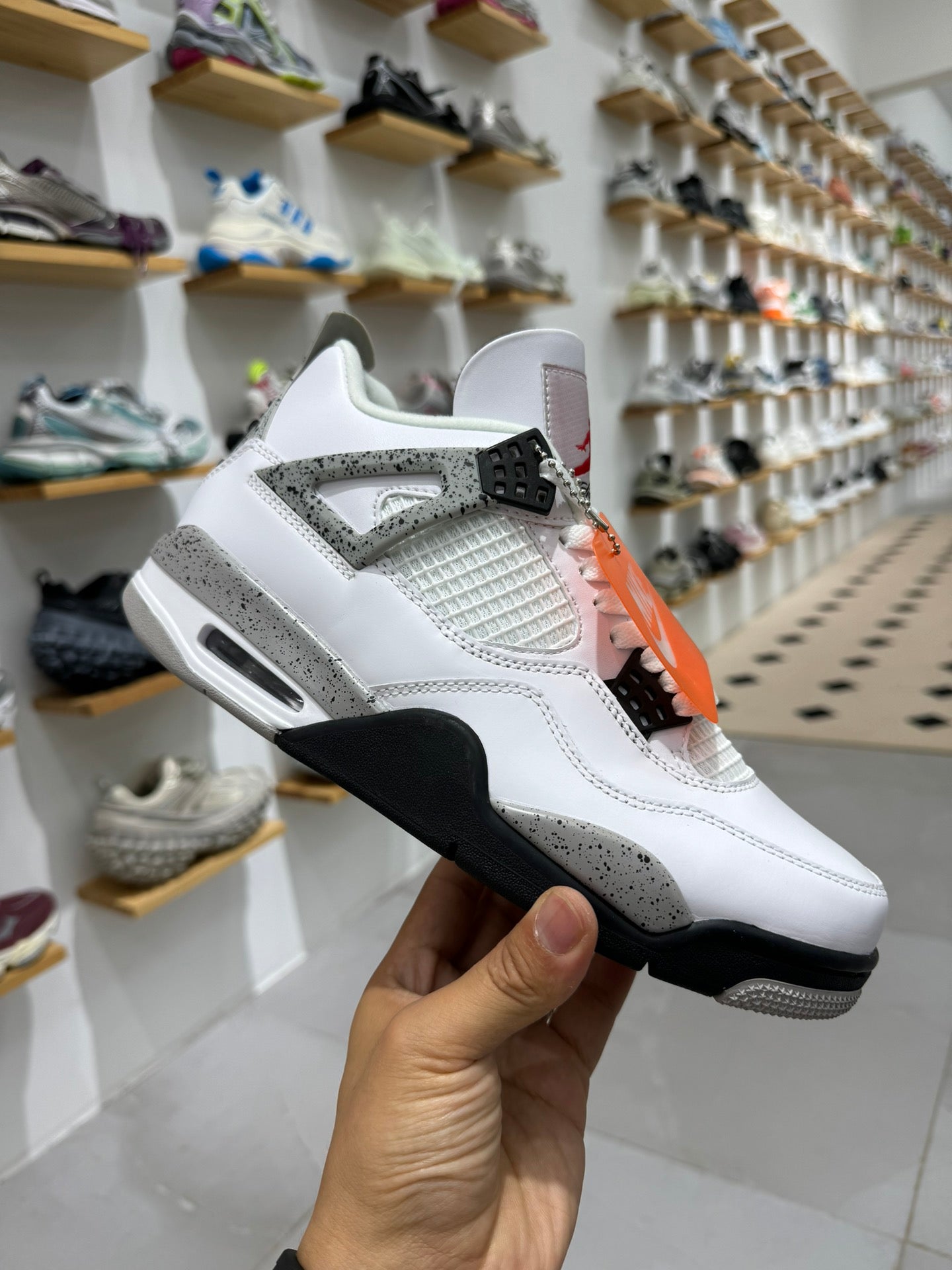 Air Jordan 4 Retro "White Cement" - Clásico y Elegante