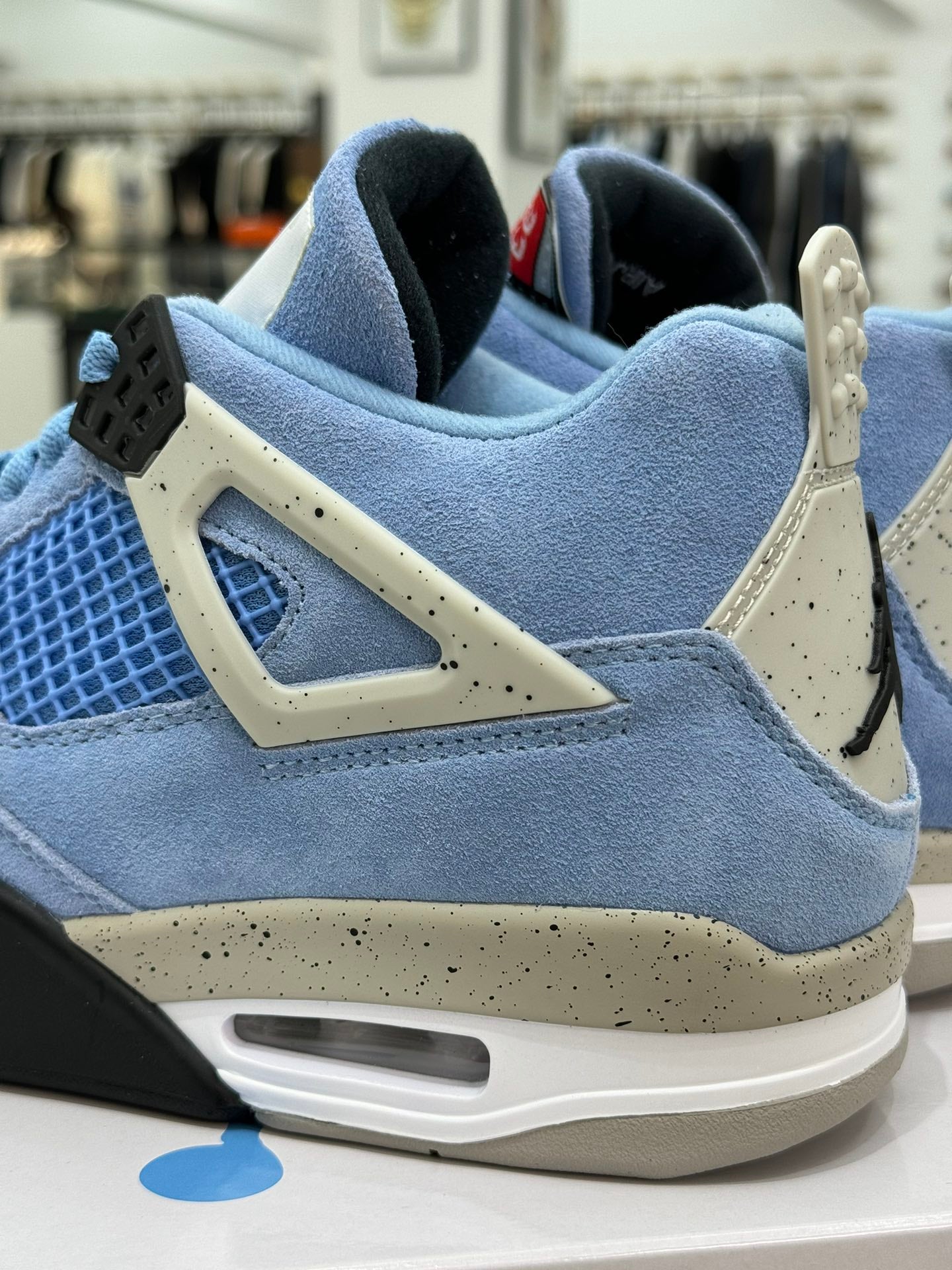 Air Jordan 4 Retro "University Blue"