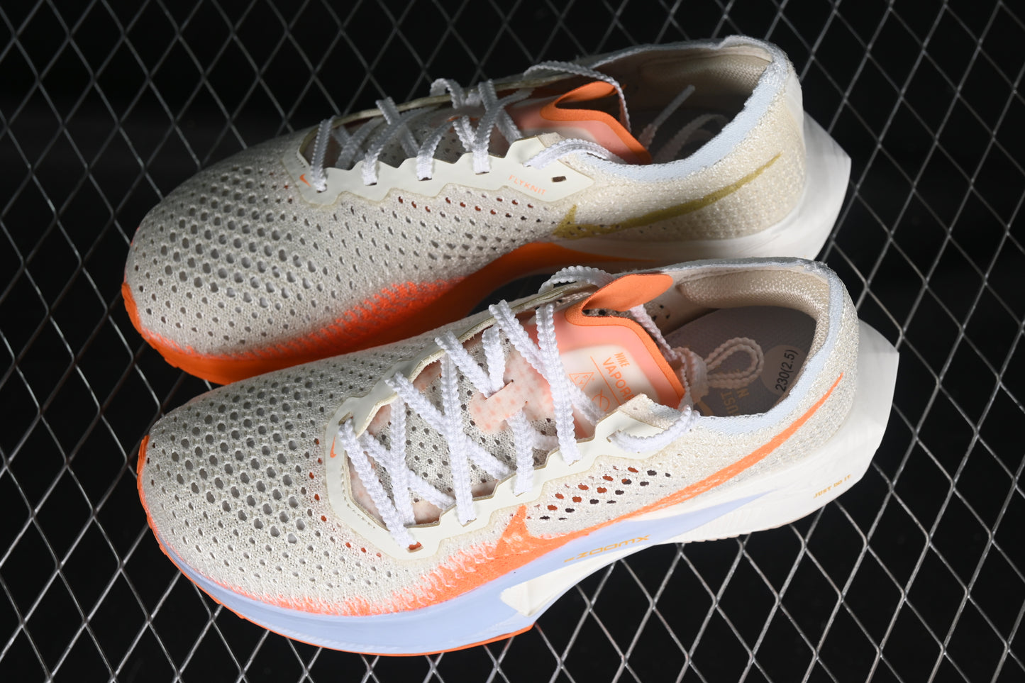 Nike ZoomX Vaporfly NEXT% 3.- blancas y naranjas