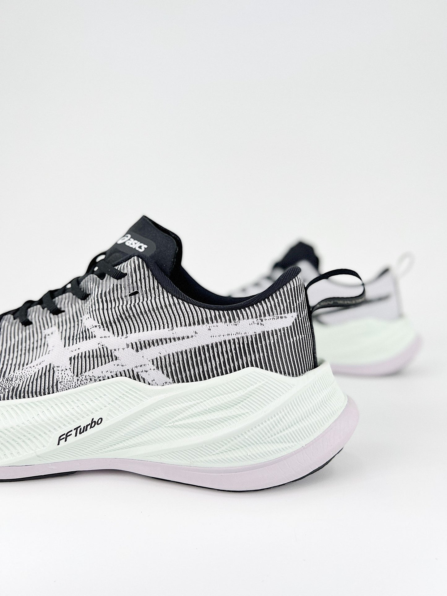 Asics Superblast.- blancas, grises y negras