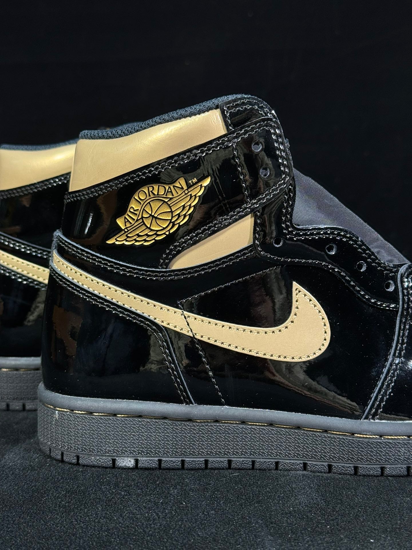 Air Jordan 1.- charol negro y dorado