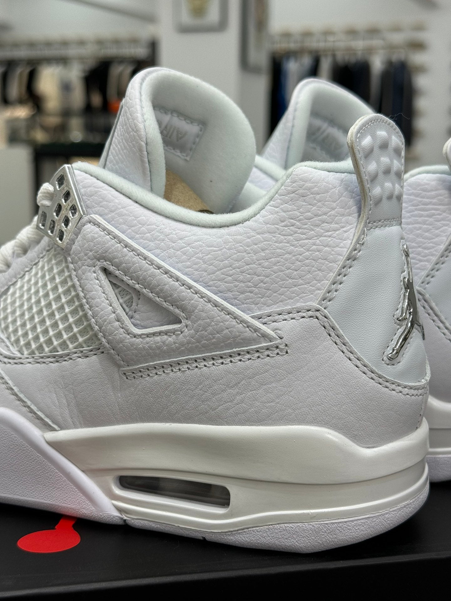 Air Jordan 4 Retro "Pure Money" - Elegancia y Exclusividad