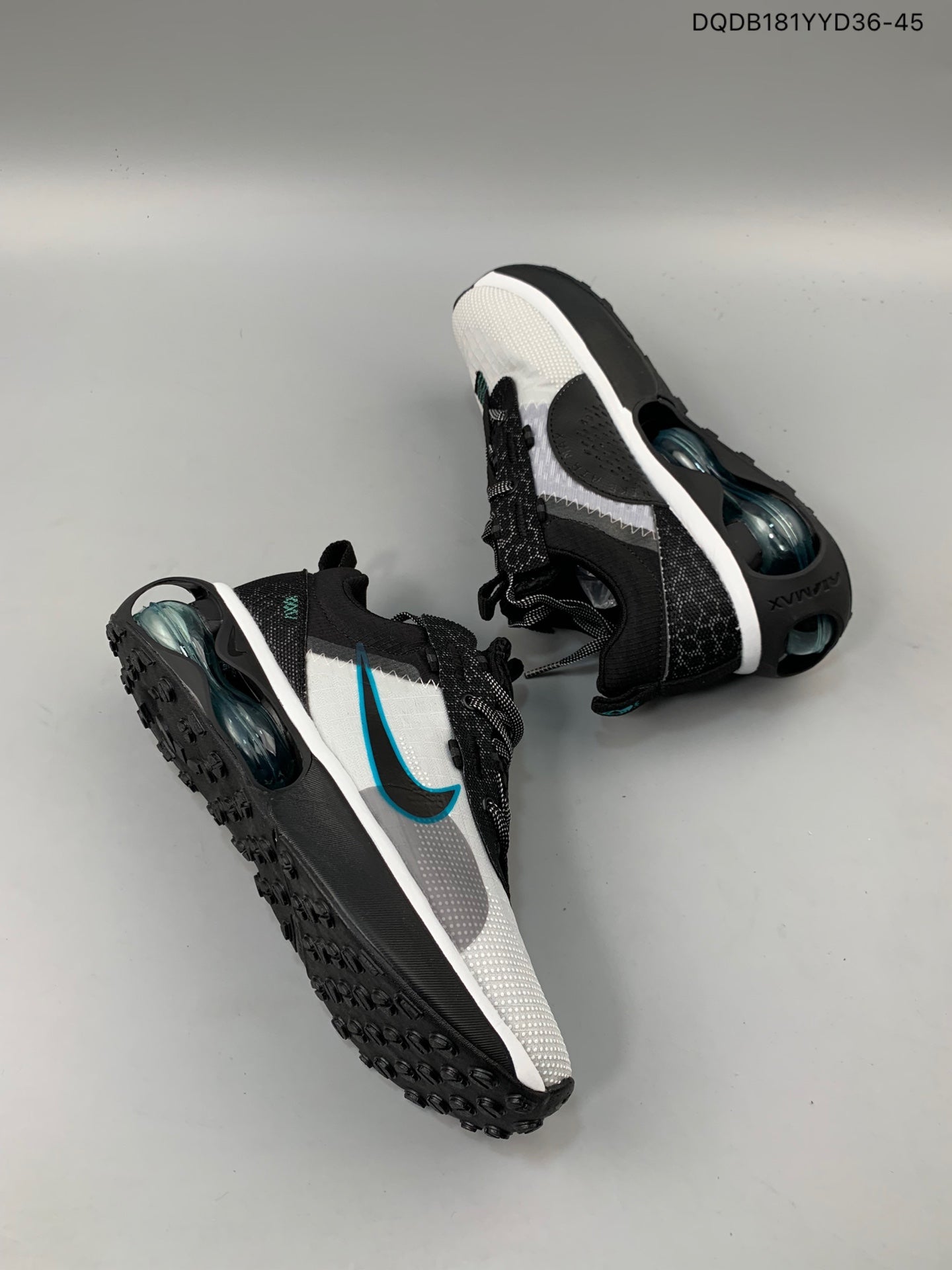 Nike Air Max 2021.- negras y blancas