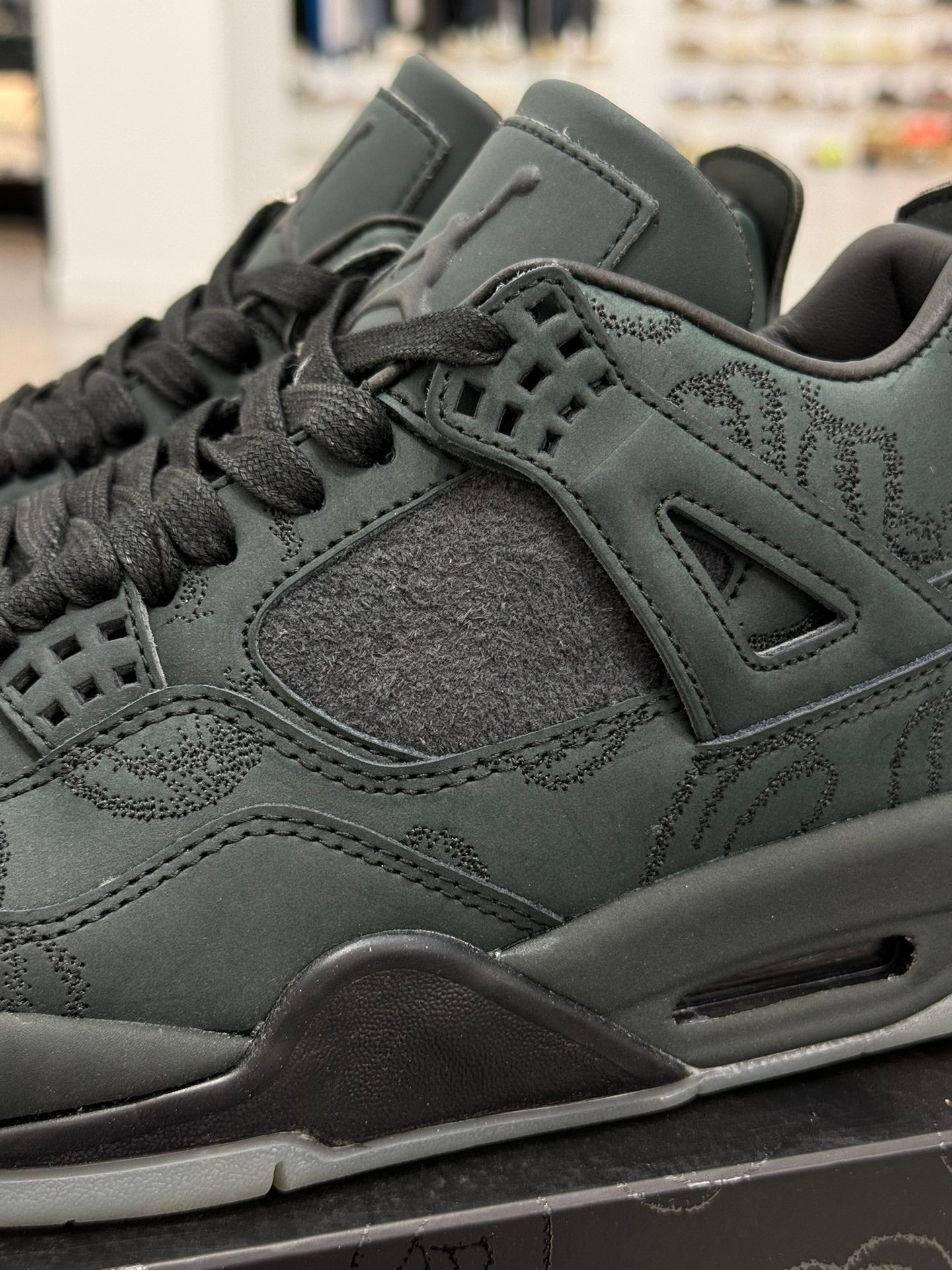 Air Jordan 4.- Kaws black