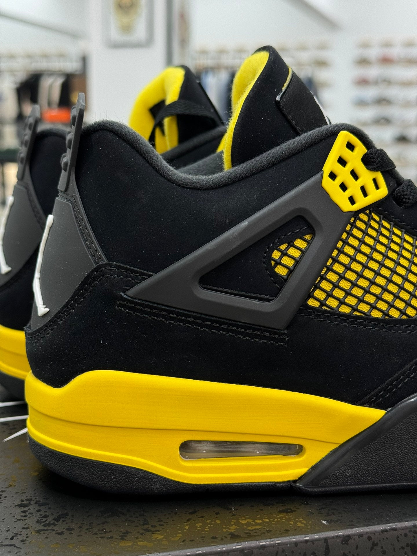 Air Jordan 4 "Thunder" - Potencia y Estilo