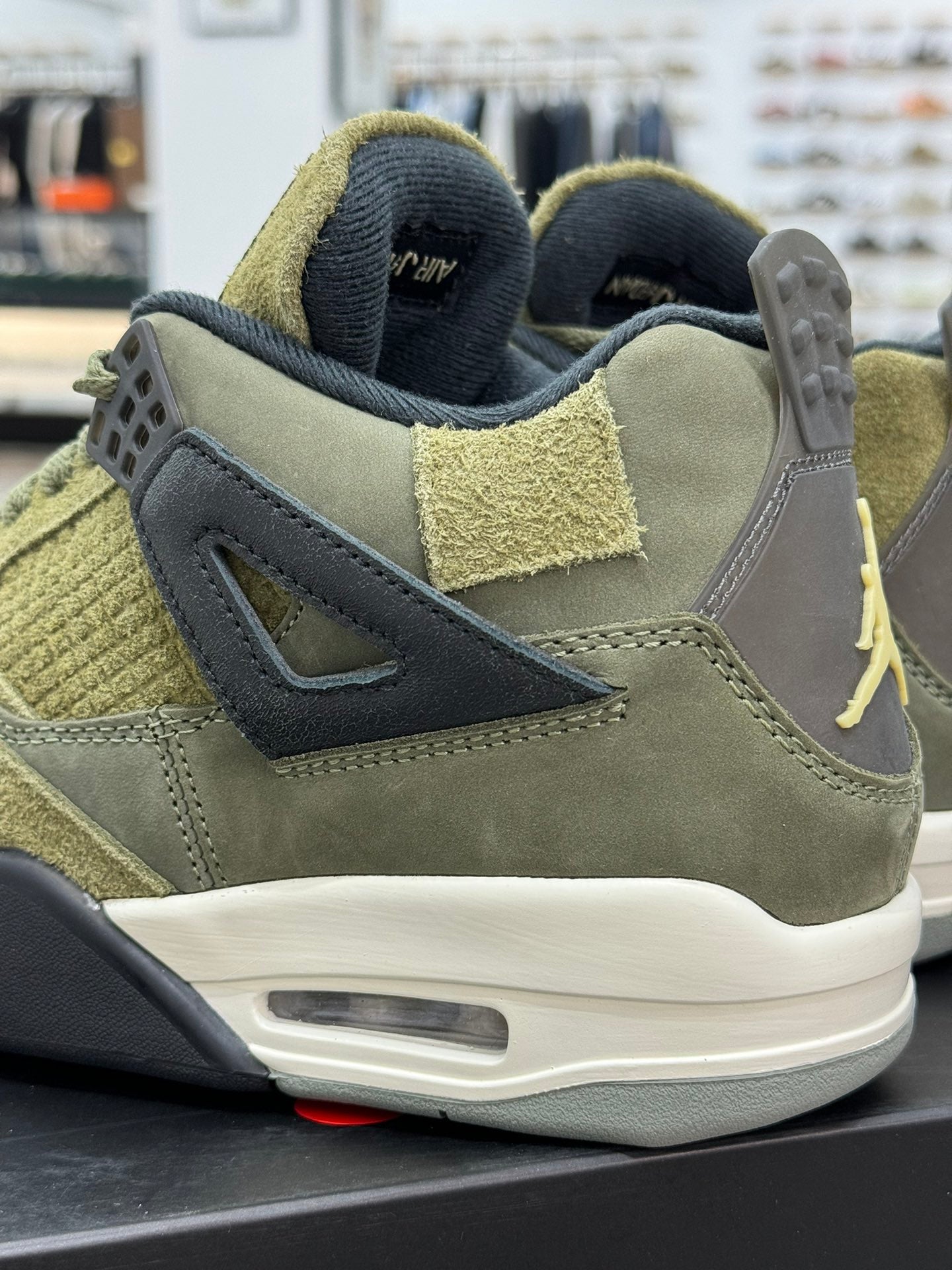 Air Jordan 4 Craft "Medium Olive"