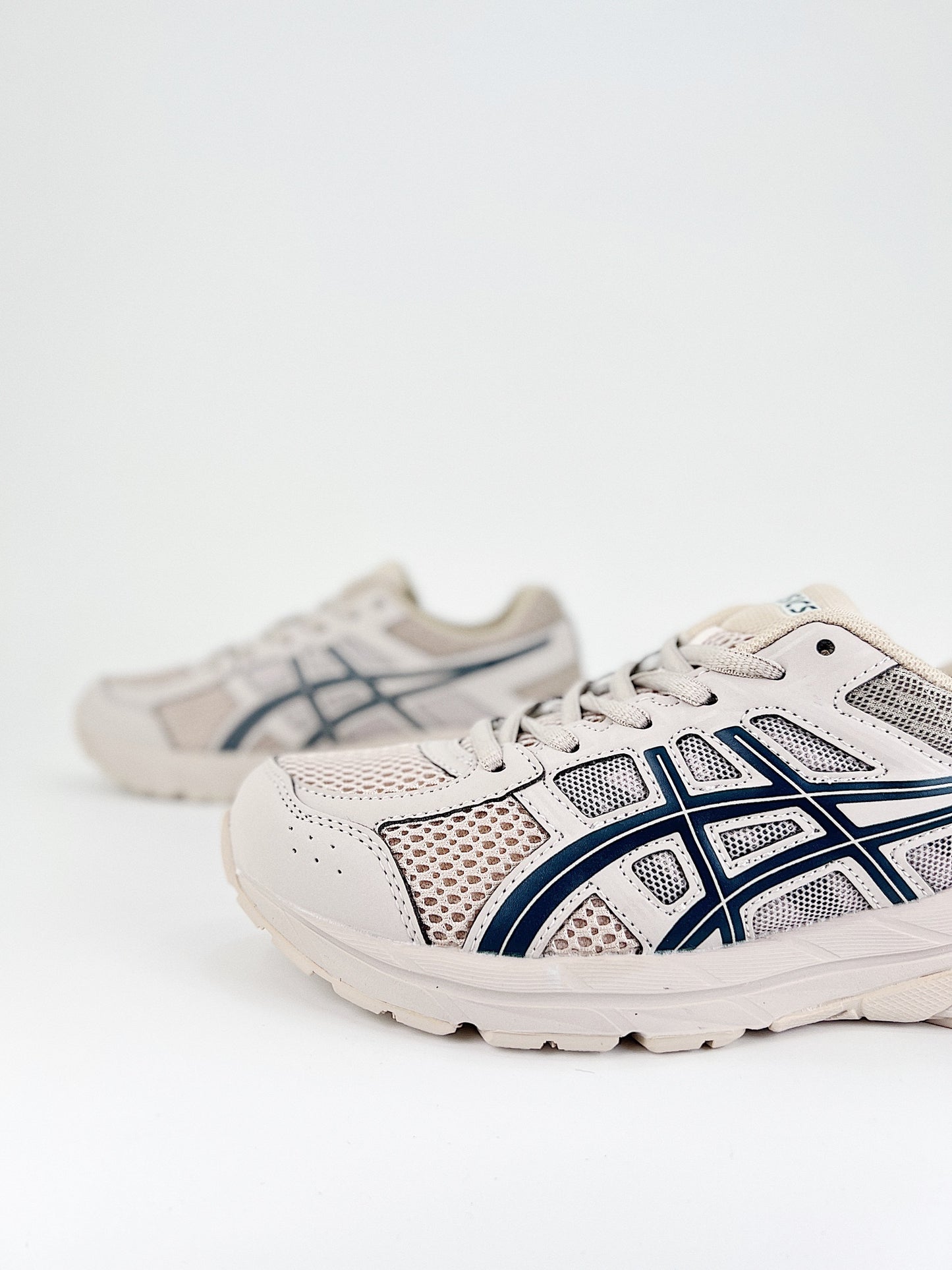 Asics Gel.- beige y negras