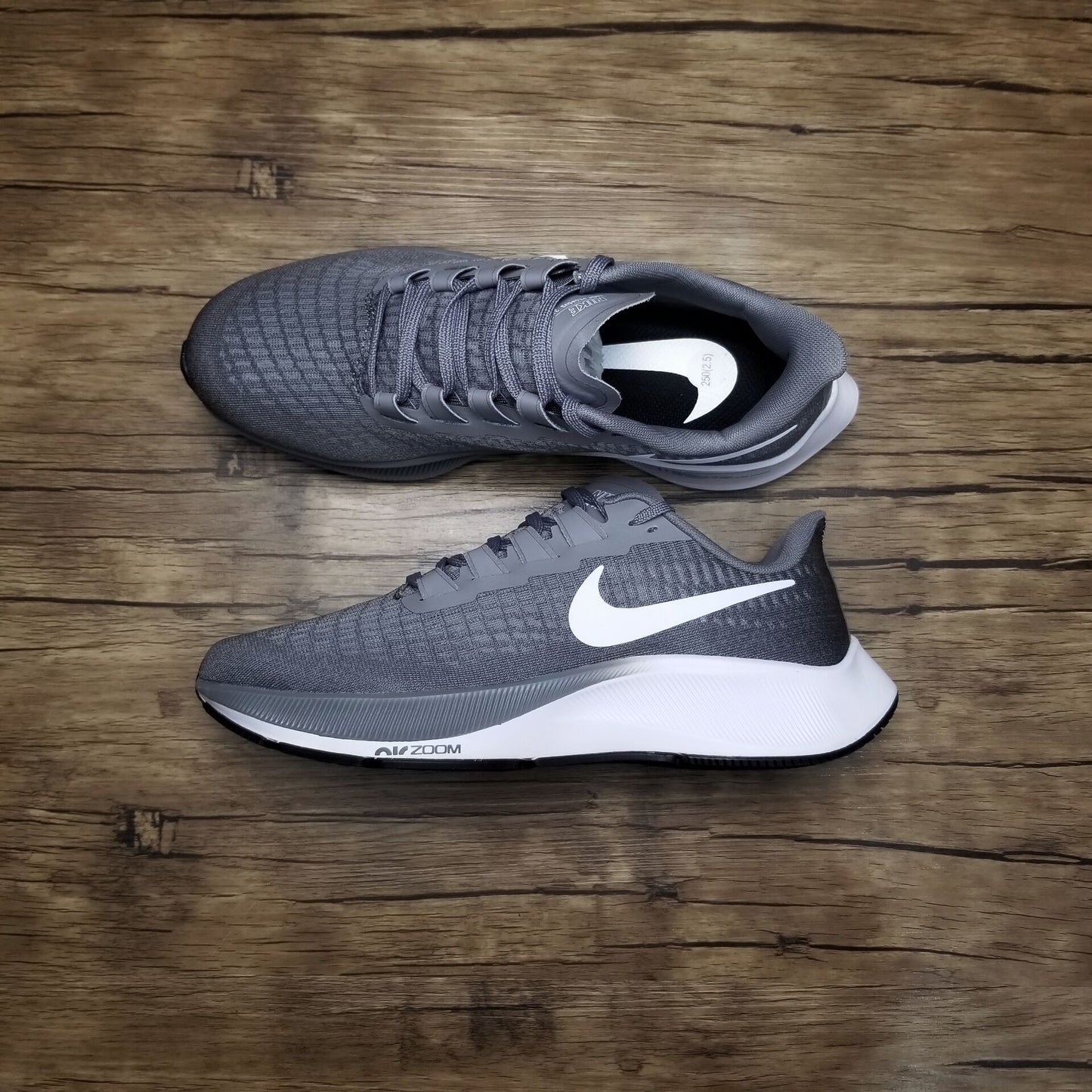 Nike Air Zoom Pegasus.- grises.