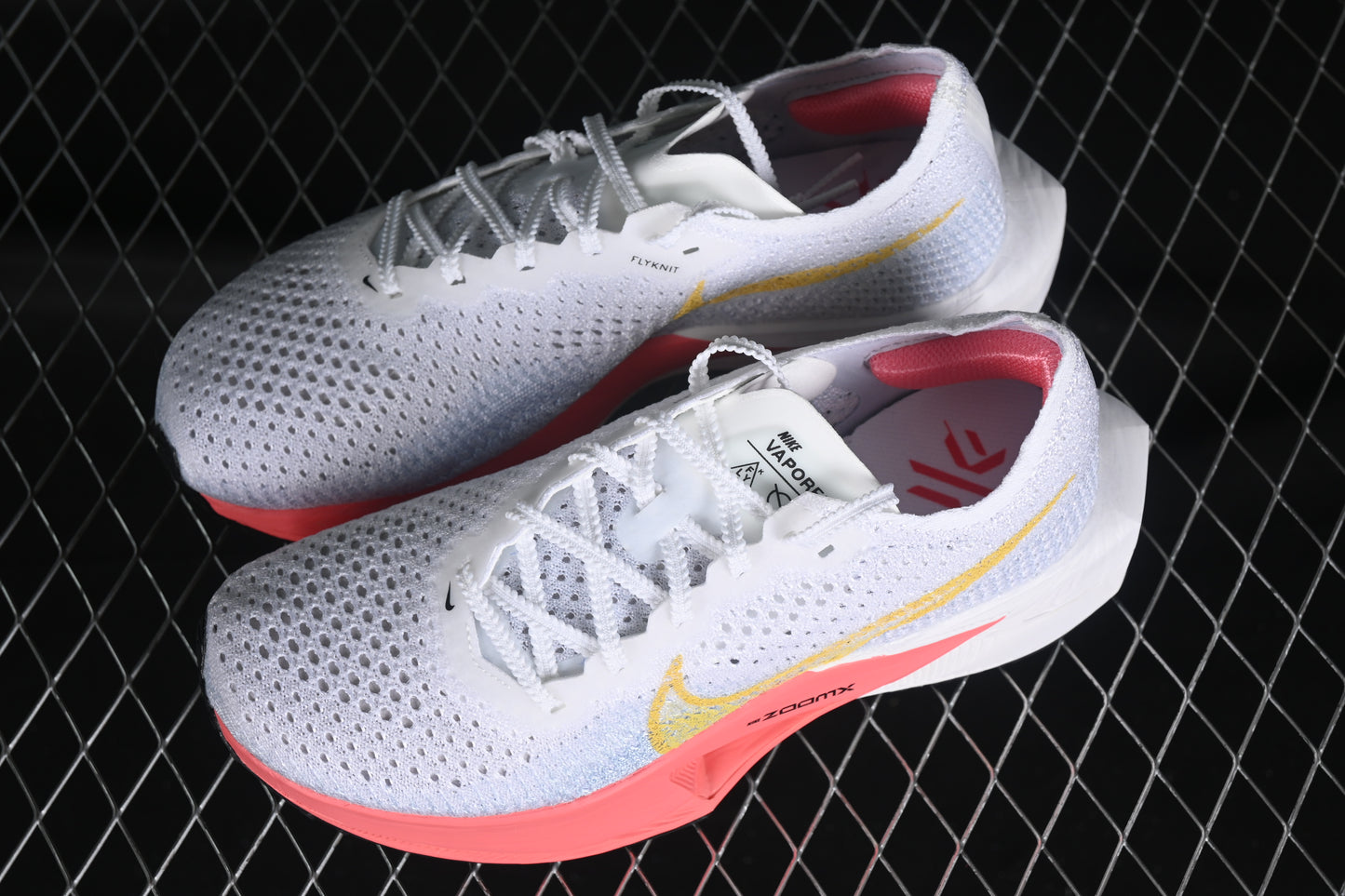 Nike ZoomX Vaporfly NEXT% 3.- rosas, blancas, y amarillas.