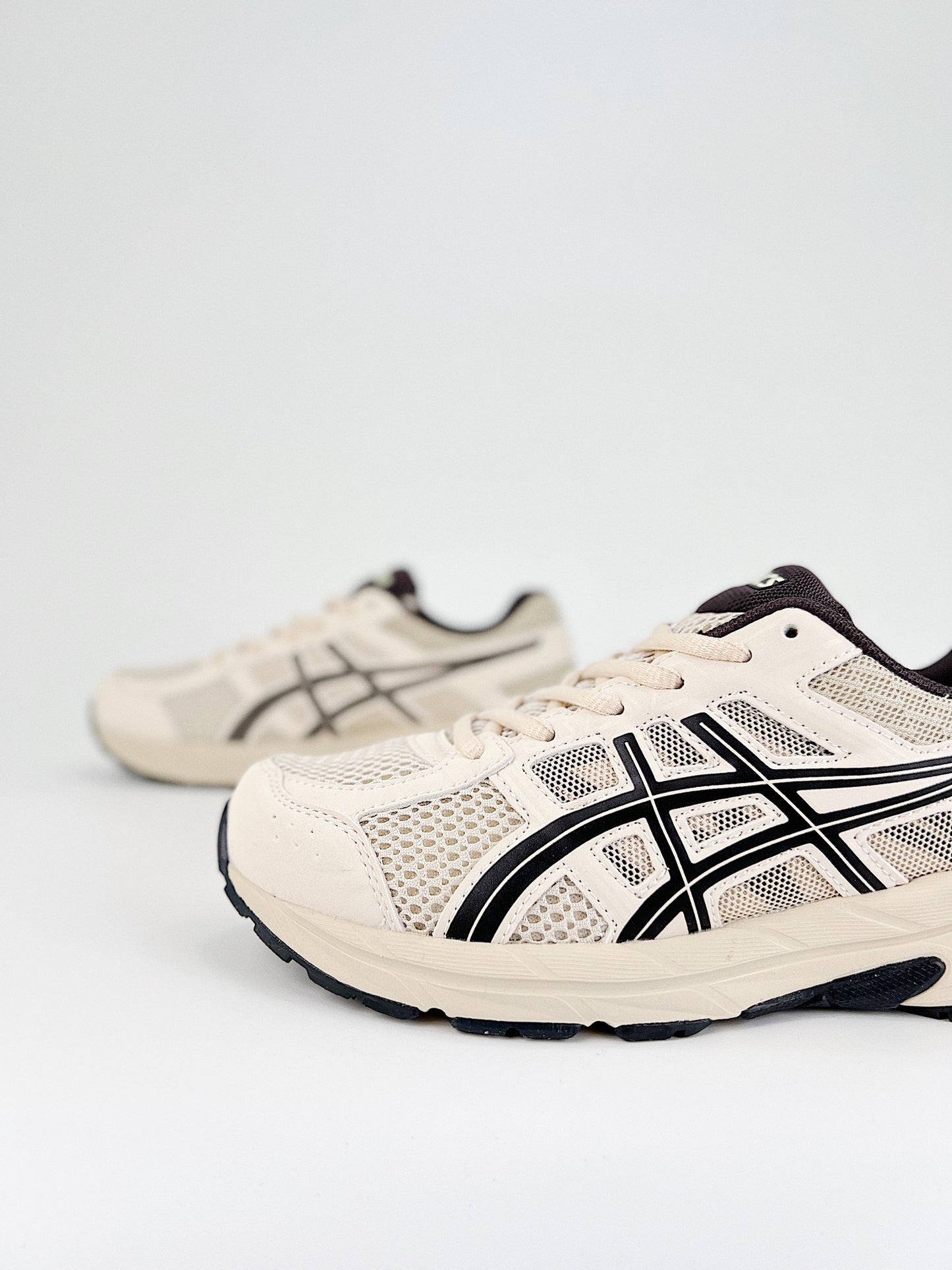 Asics Gel.- beige y negras