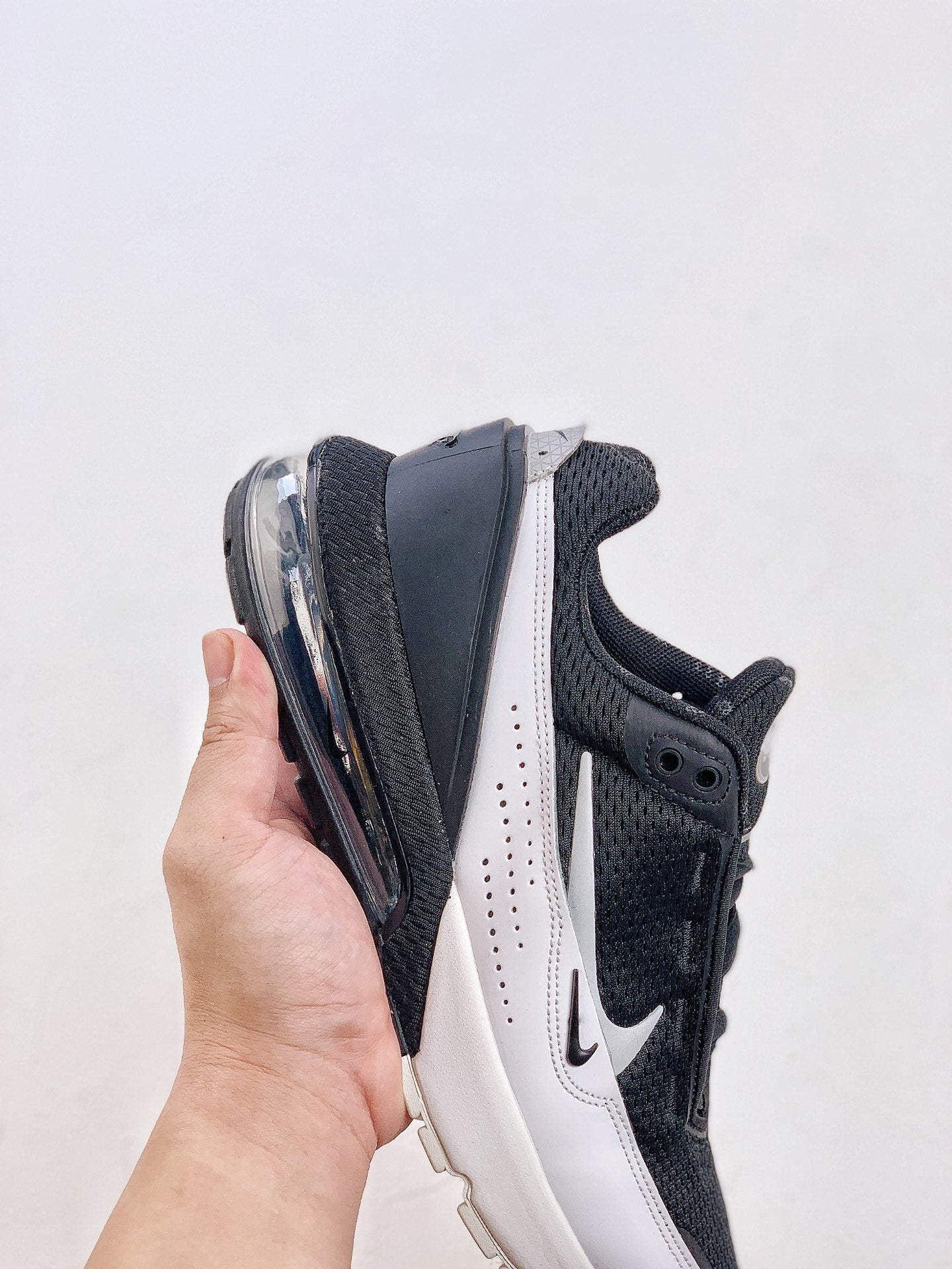 Nike Air Max Pulse.- blancas y negras