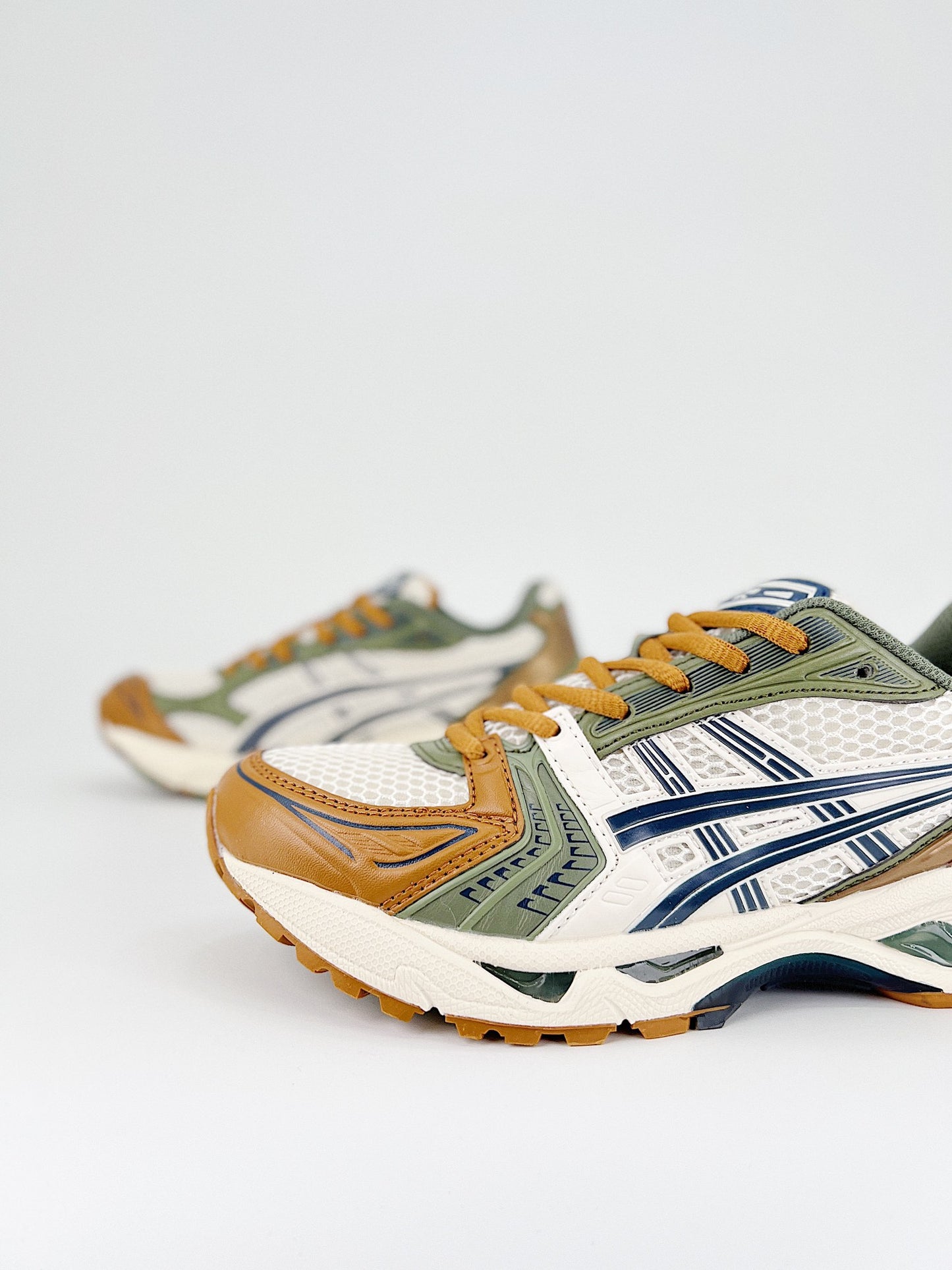 ASICS GEL-KAYANO 14 marrones y verdes