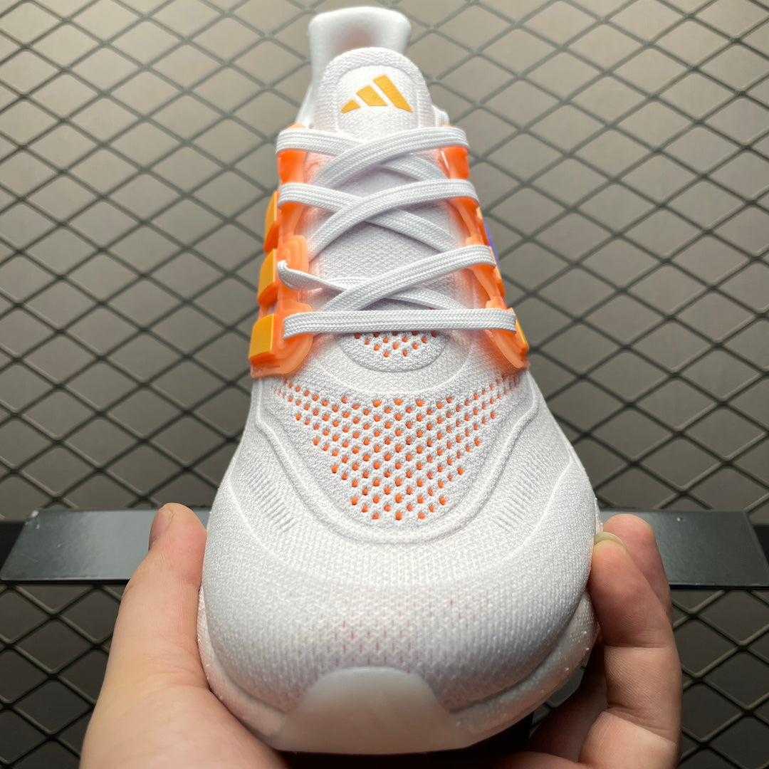 Adidas Ultra Boost Light UB23 blancas, naranjas, y azul claro