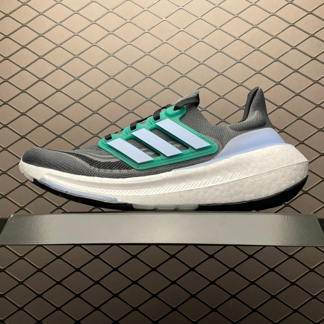 Adidas Ultra Boost Light UB23 .- grises y verdes