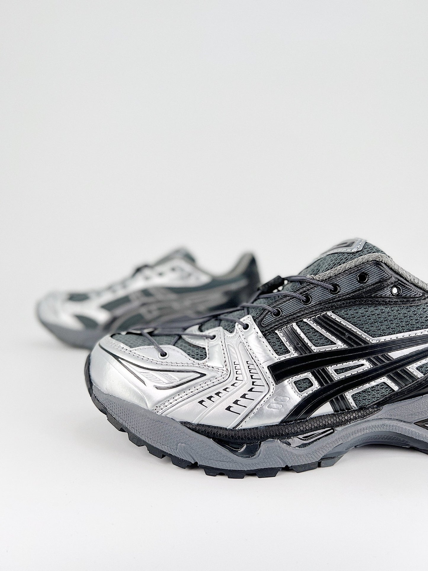 ASICS GEL-KAYANO 14.- negras y grises