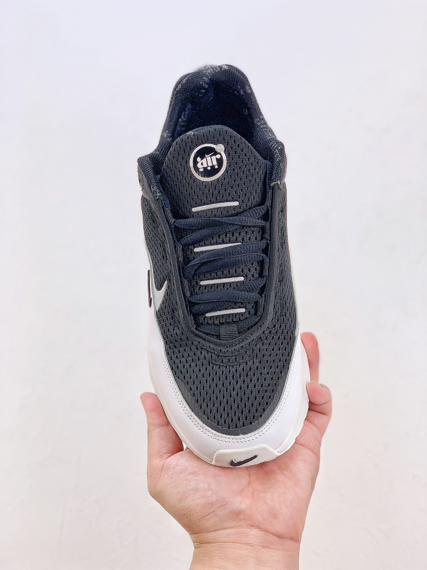 Nike Air Max Pulse.- blancas y negras