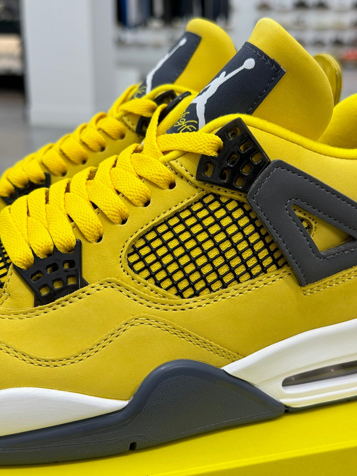 Air Jordan 4 Retro "Lightning"