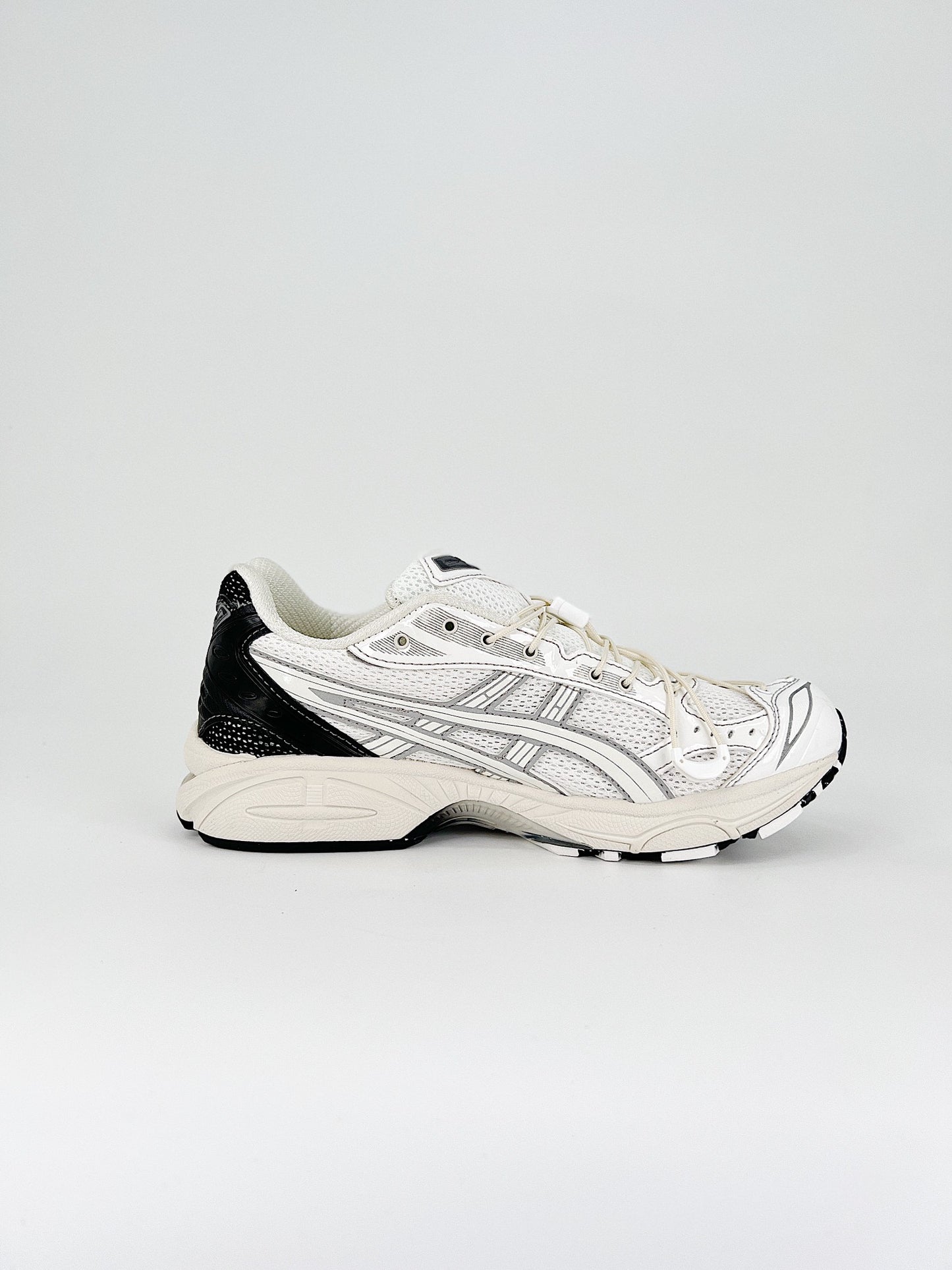 ASICS GEL-KAYANO 14.- blancas y negras