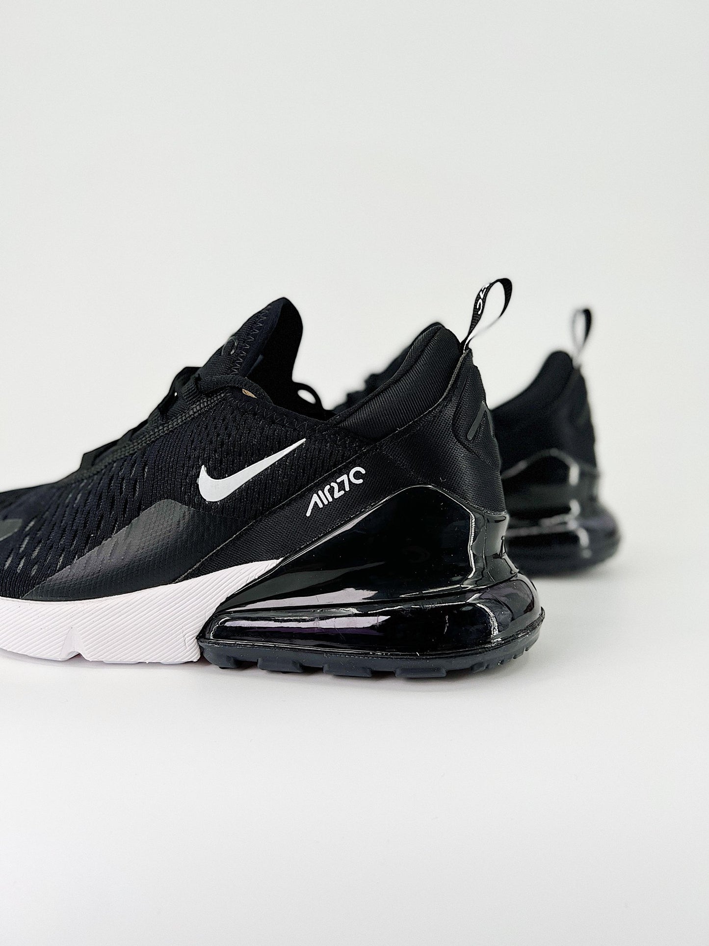 Nike air max 270.- negras y blancas