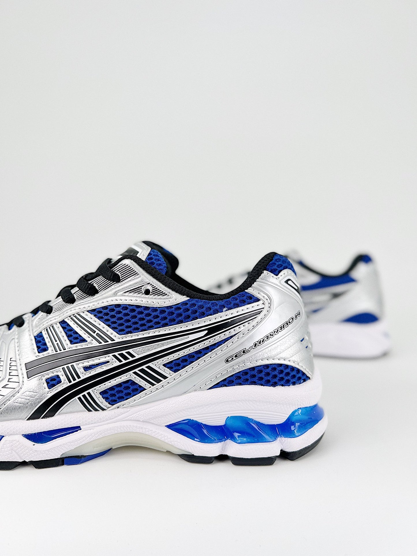 ASICS GEL-KAYANO 14.- negras y azules