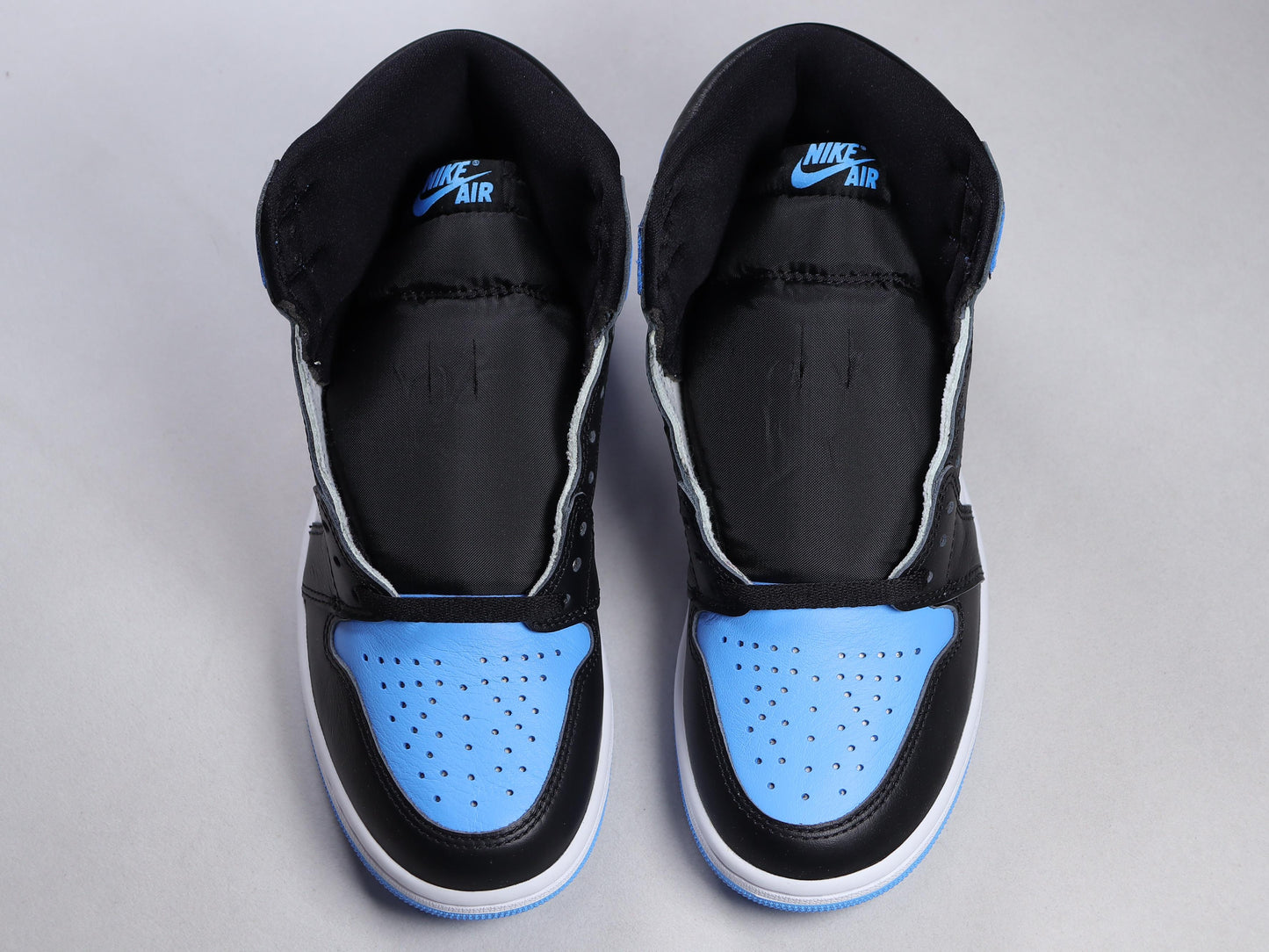 Air Jordan 1.- azules, negras, y blancas