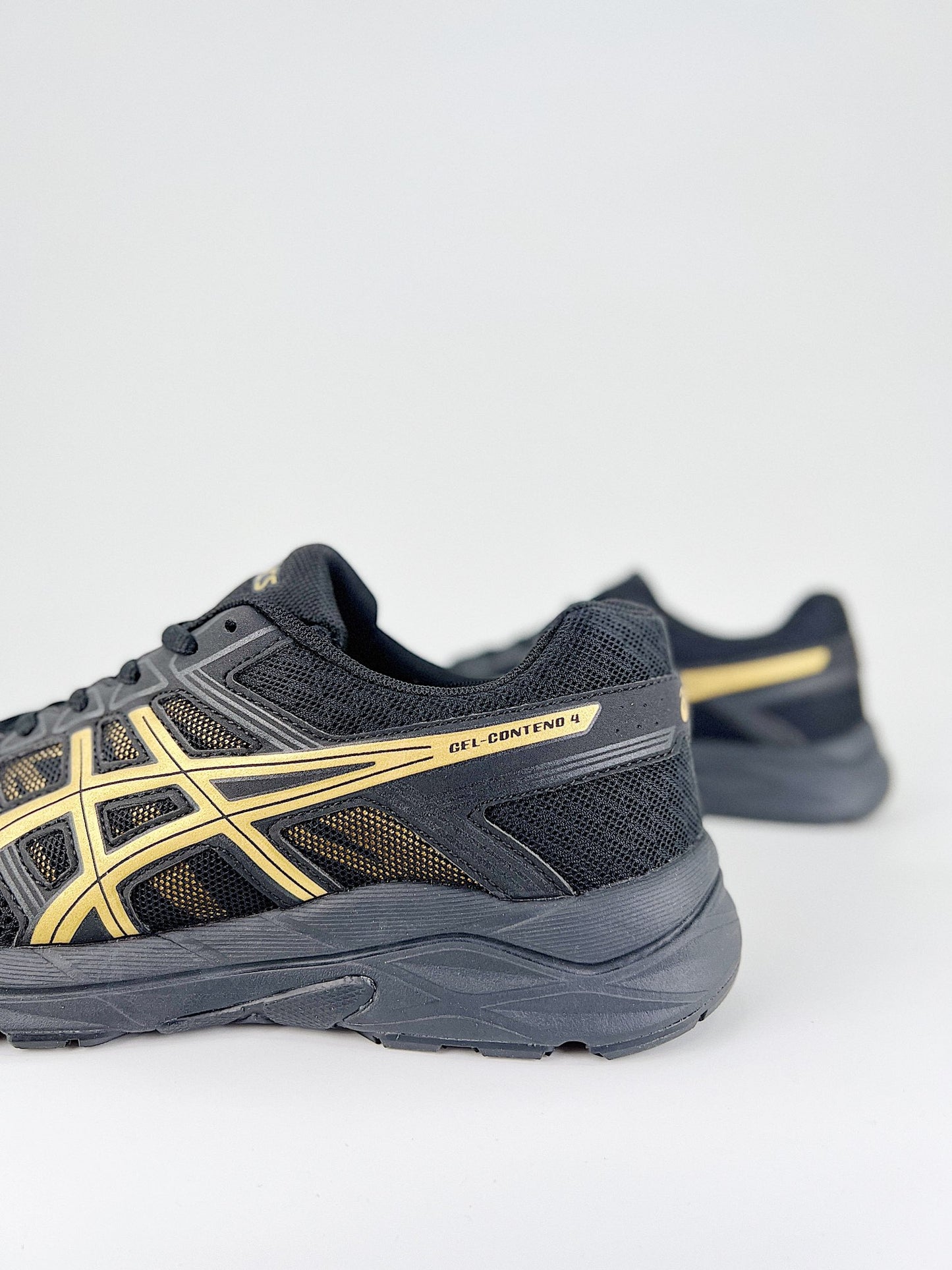 Asics Gel.- negras y amarillas