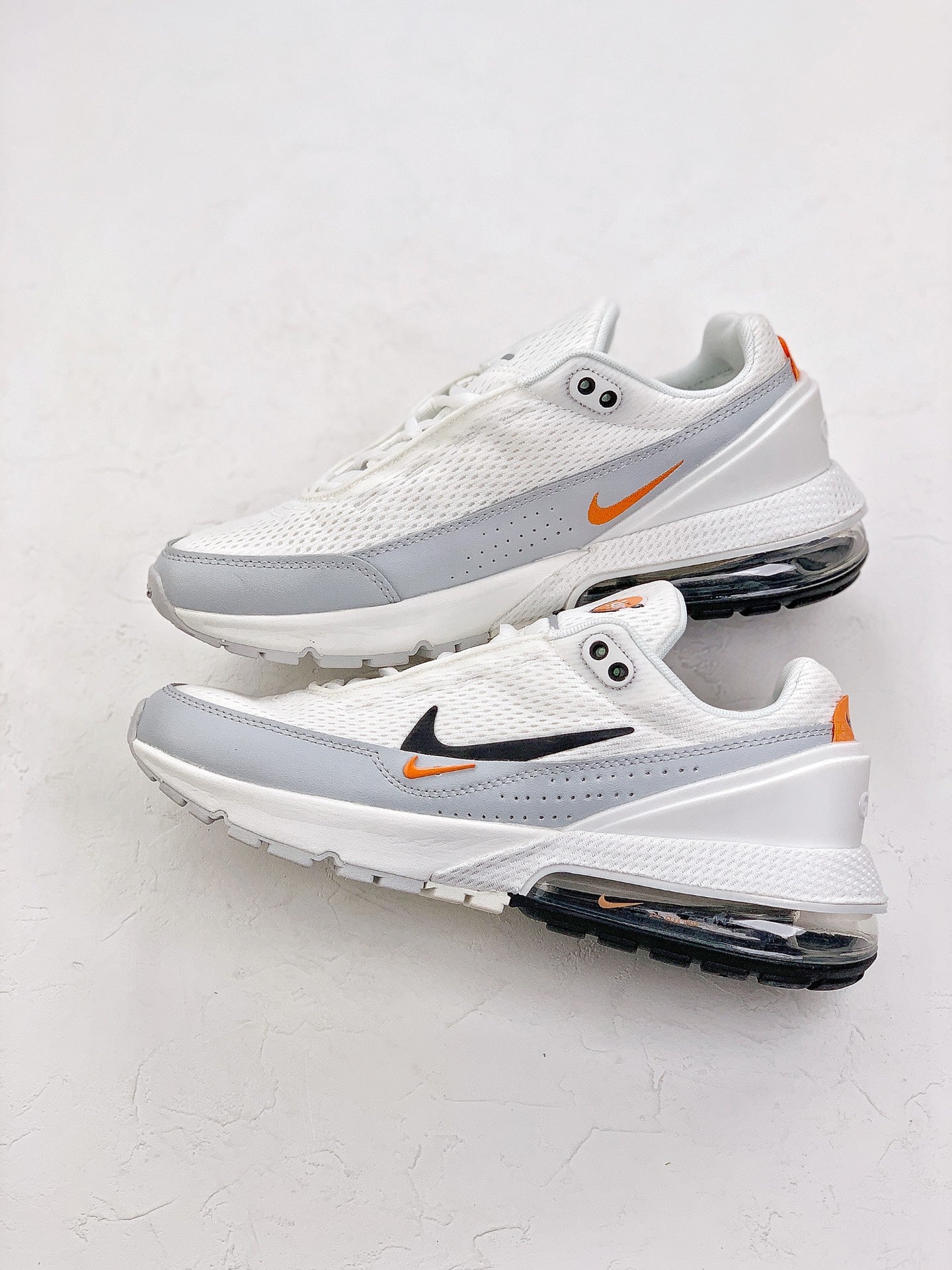 Nike air max pulse.- blancas y grises