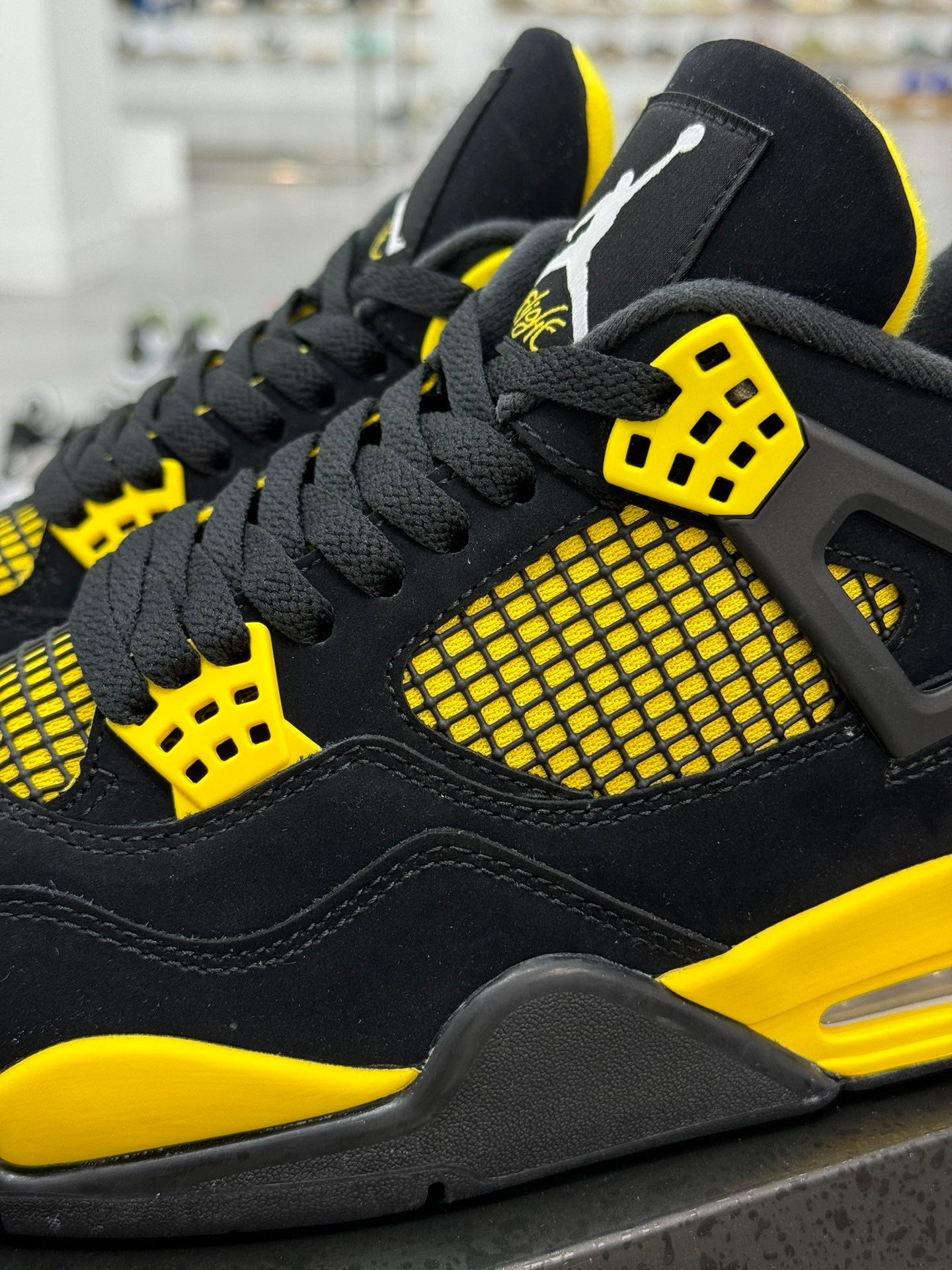 Air Jordan 4 "Thunder" - Potencia y Estilo