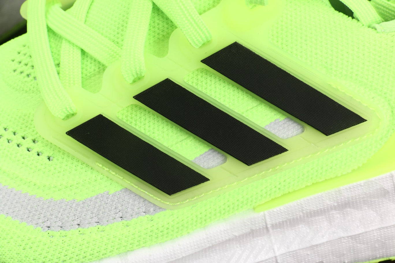 Adidas Ultra Boost Light UB 2023.- Verde Fluorescente