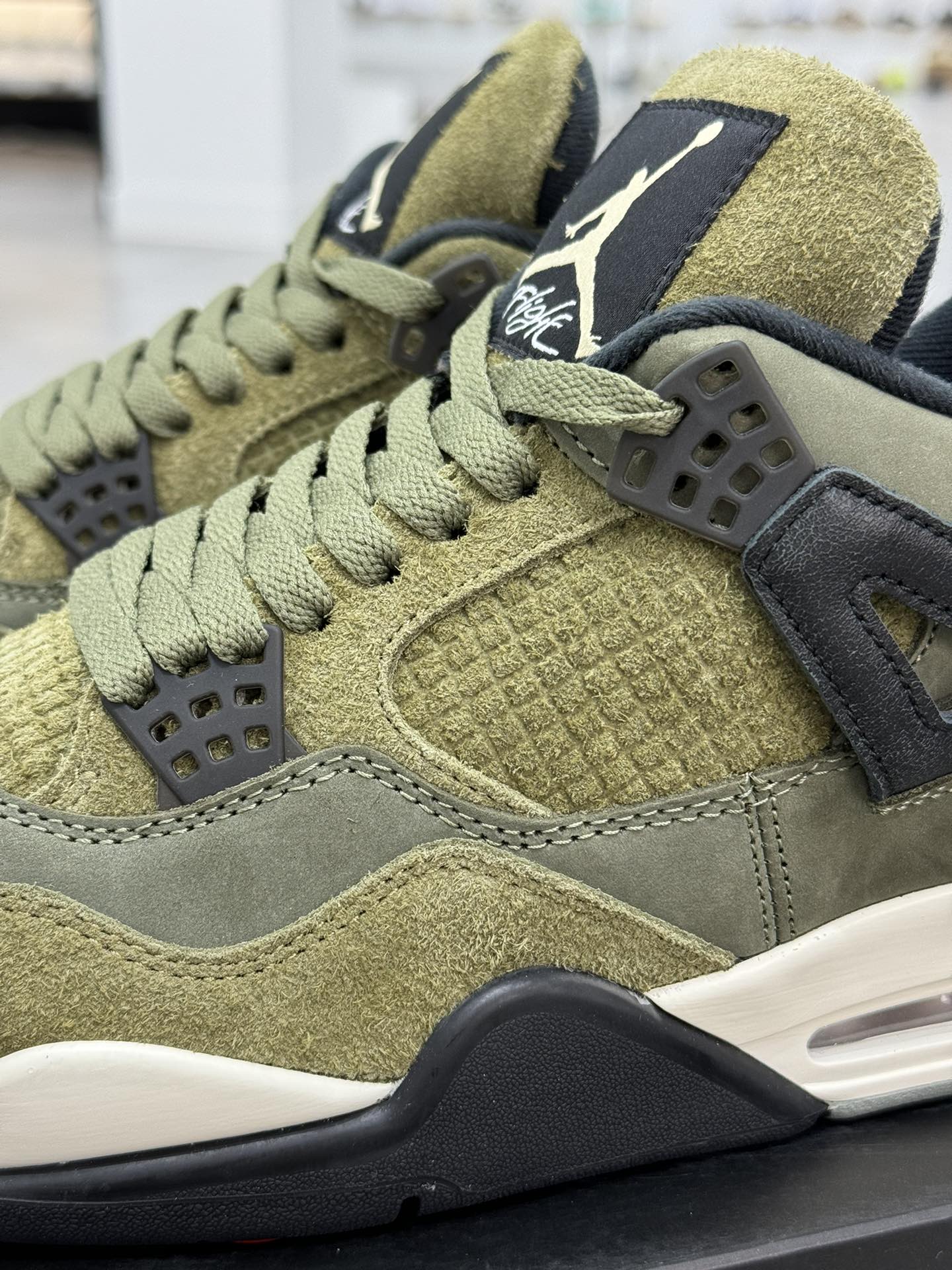 Air Jordan 4 Craft "Medium Olive"