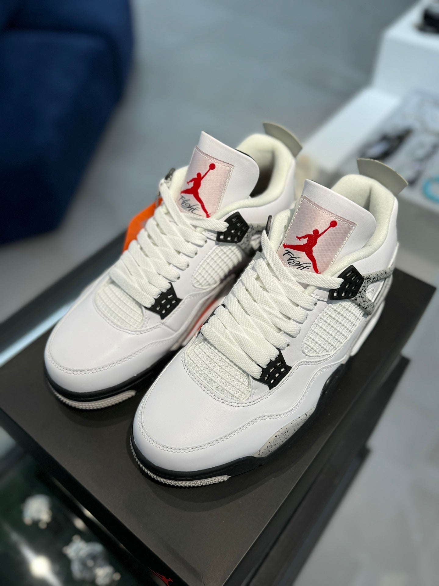 Air Jordan 4 Retro "White Cement" - Clásico y Elegante