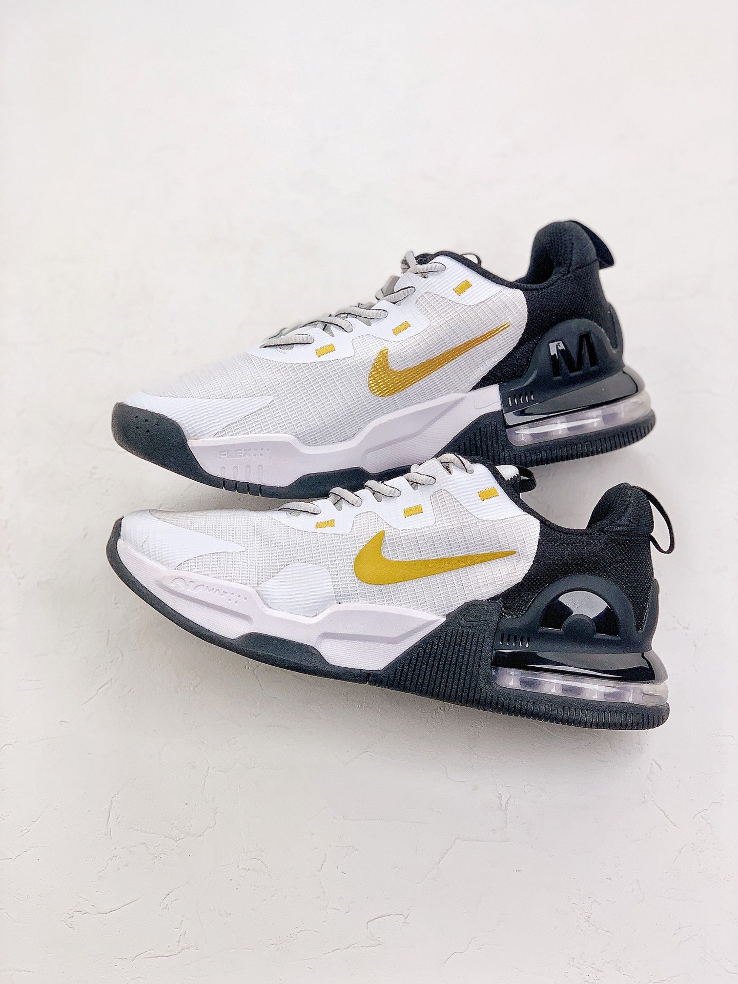 Nike air max Alpha.- negras, blancas y amarillas