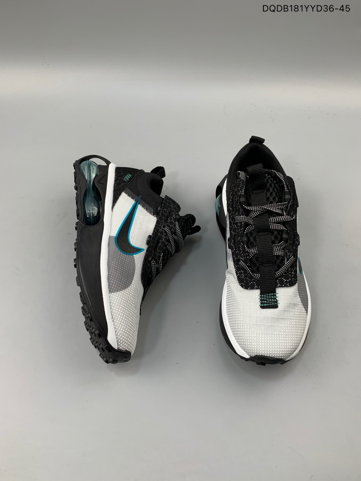 Nike Air Max 2021.- negras y blancas